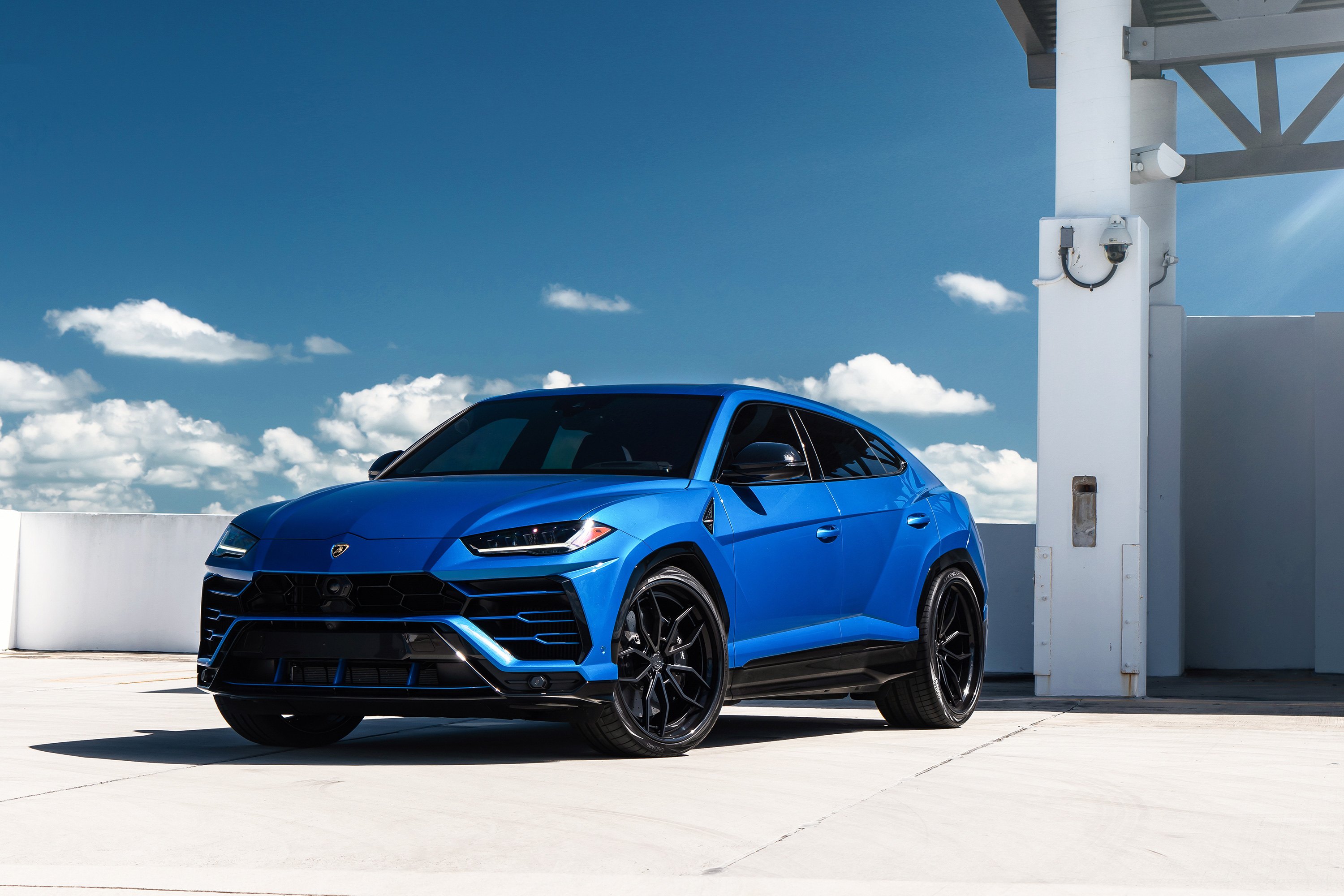 Lamborghini Urus фиолетовый салон