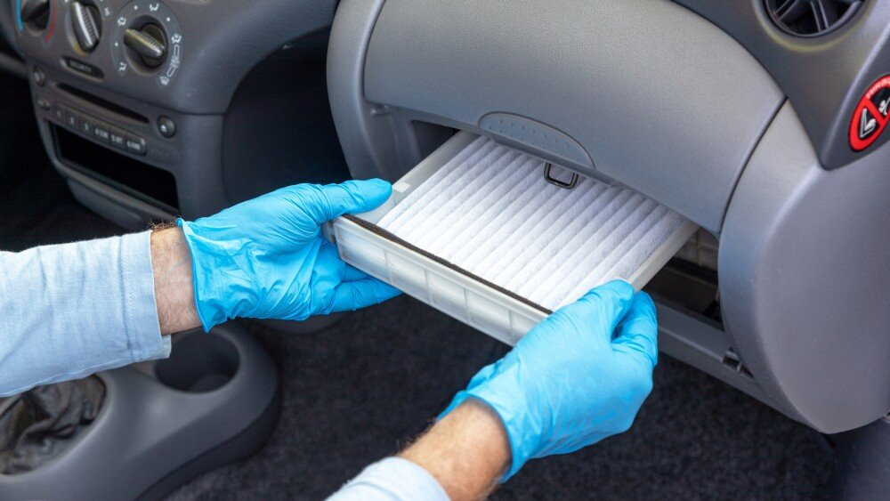 Replacing cabin pollen air filter for vehicle