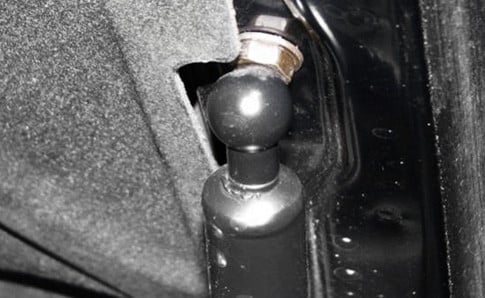 Struts With Pivoting Socket