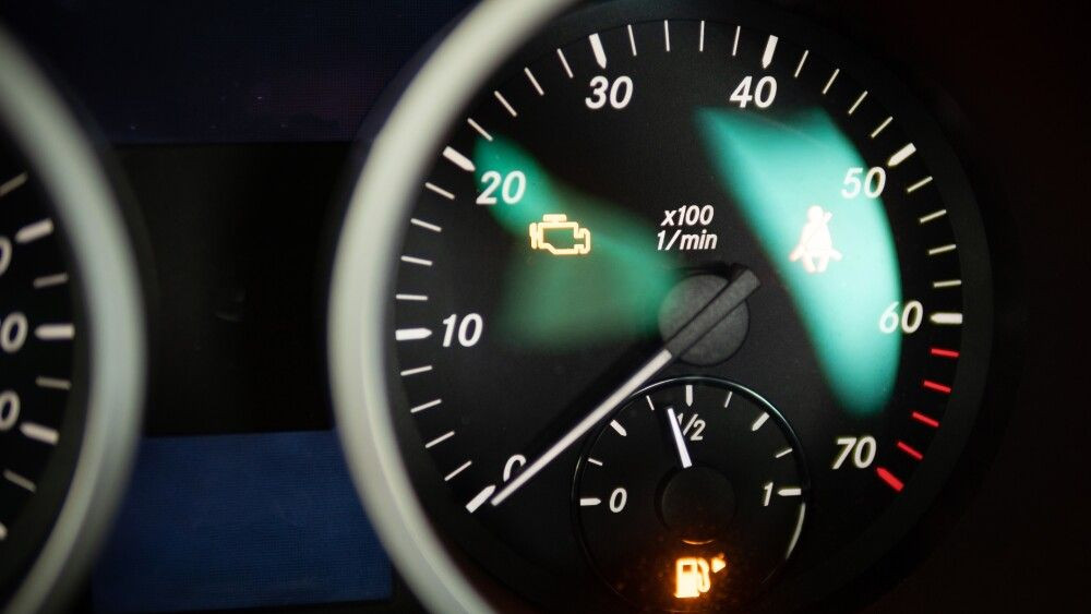 Turn the ignition key, the control lights up