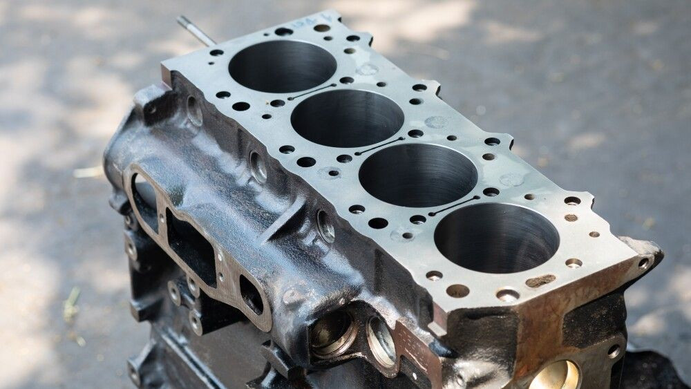 Cylinder head of auto parts While the technician opens to set the valve to meet the factory standard, selective soft focus.
