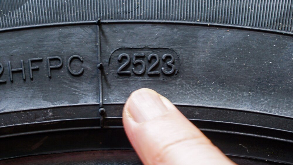 Side view of the tire with indication of the week and year of tire manufacture, tire production date marking