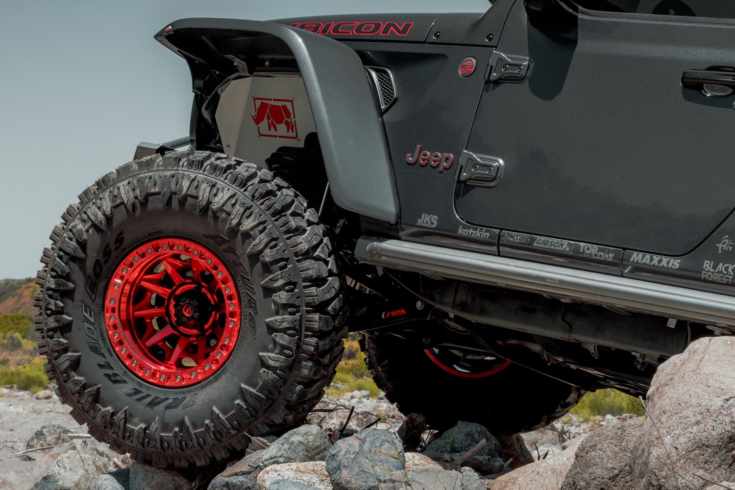 FUEL ® - D113 BEADLOCK COVERT 1PC Candy Red on Jeep Wrangler.