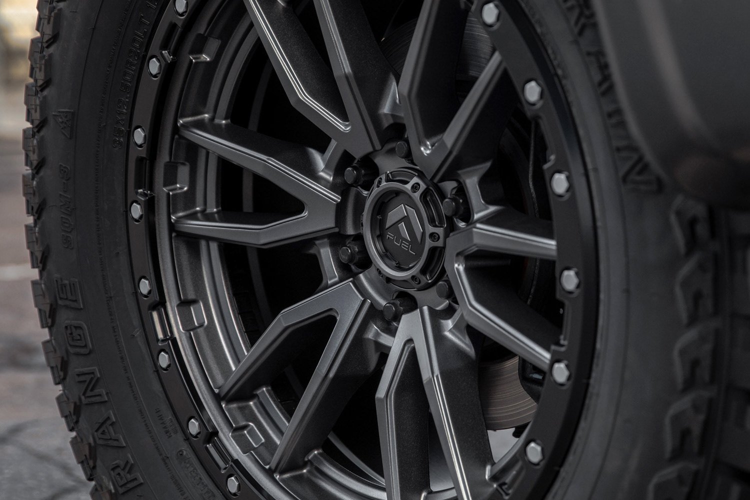FUEL® D680 REBEL Wheels Anthracite Center with Black Lip Rims