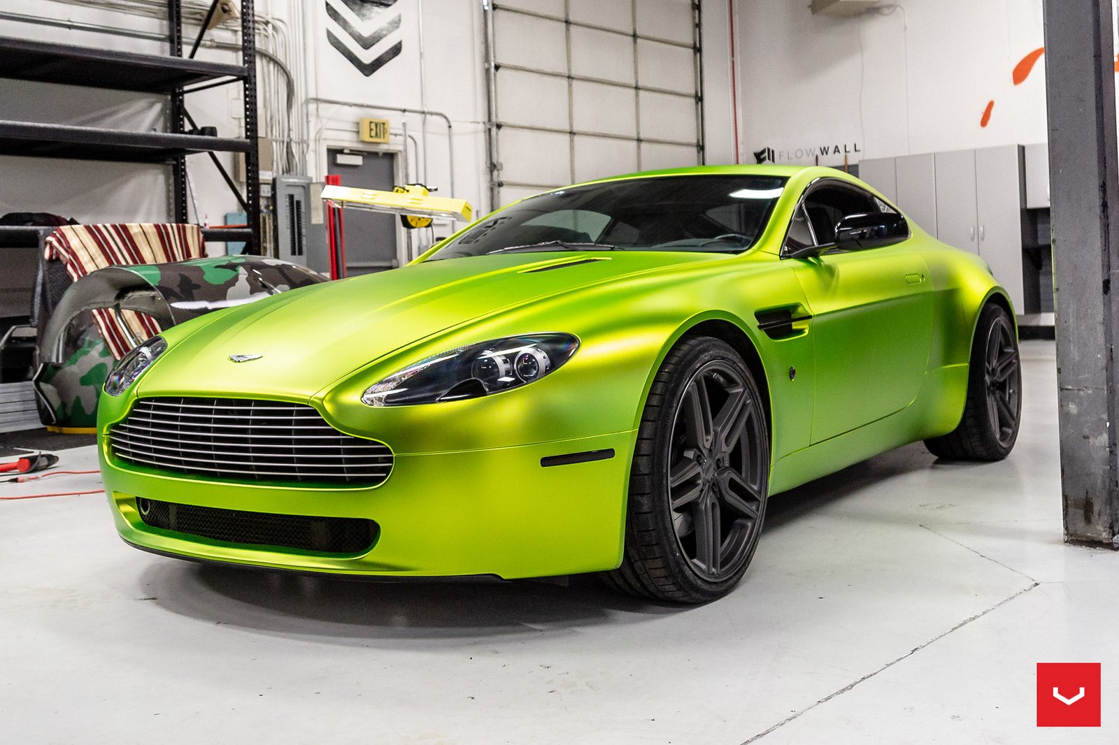 Нова цвет. Aston Martin db9 зеленый. Астон Мартин Vantage салатовый. Aston Martin Vantage Green. Астон Мартин вантаж зеленый.