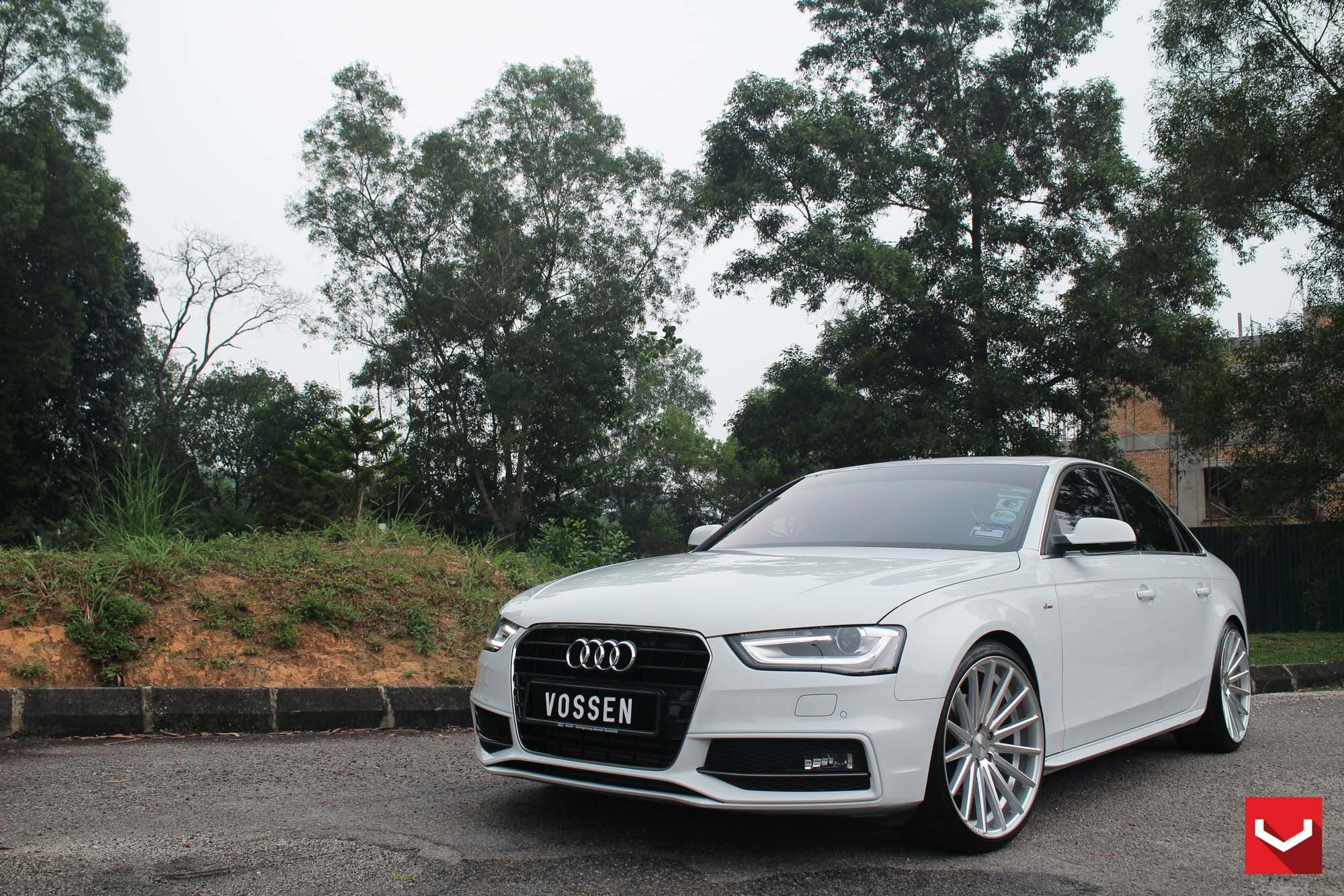 White a 4. Vfs2 Audi a4. Audi a4 White Wheels. Ауди а4 б8 Vossen. Ауди а4 б8 на ВОССЕНАХ.