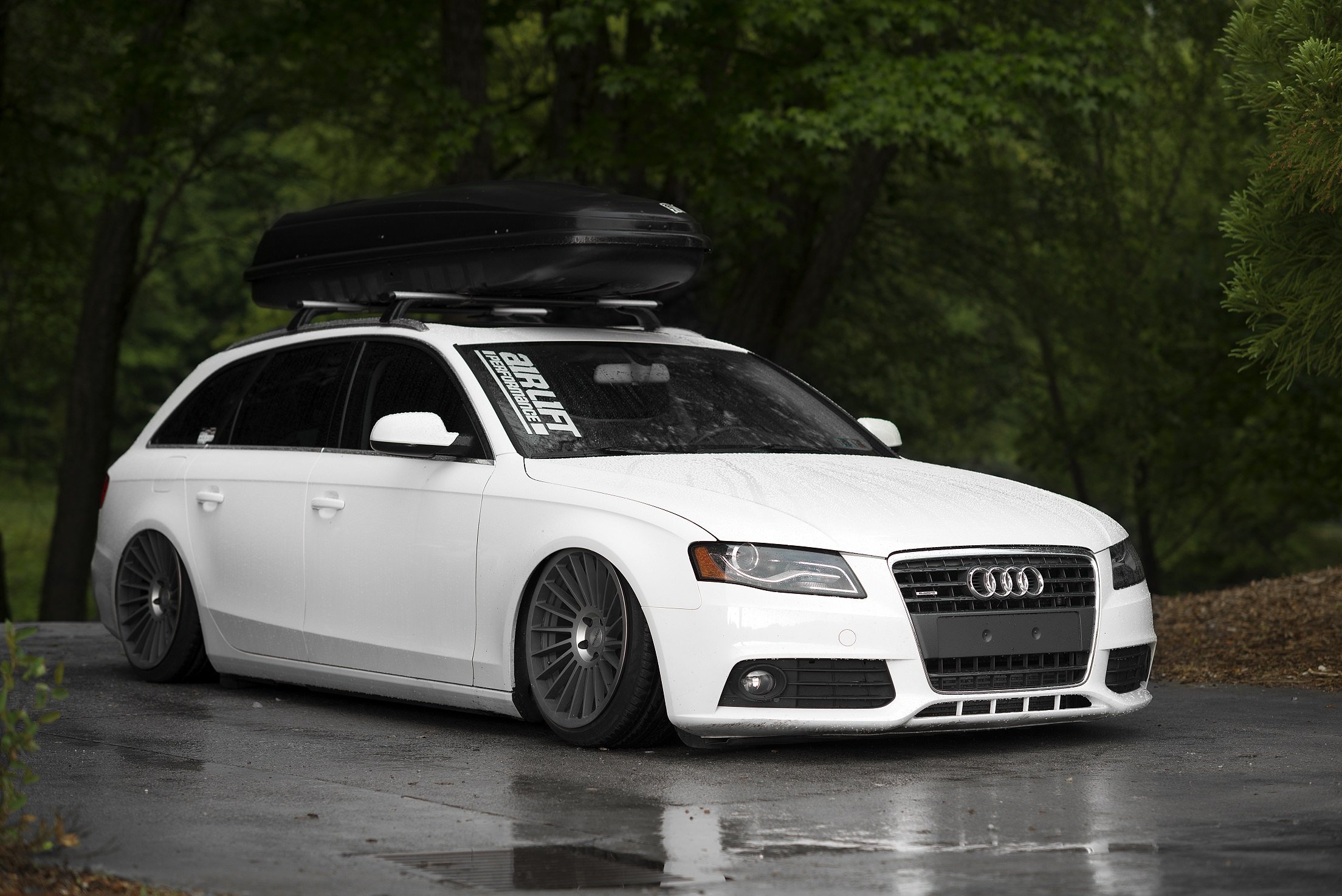 パンタン　a④ Air Suspension and Black Rotiform Wheels for Audi A4 Avant