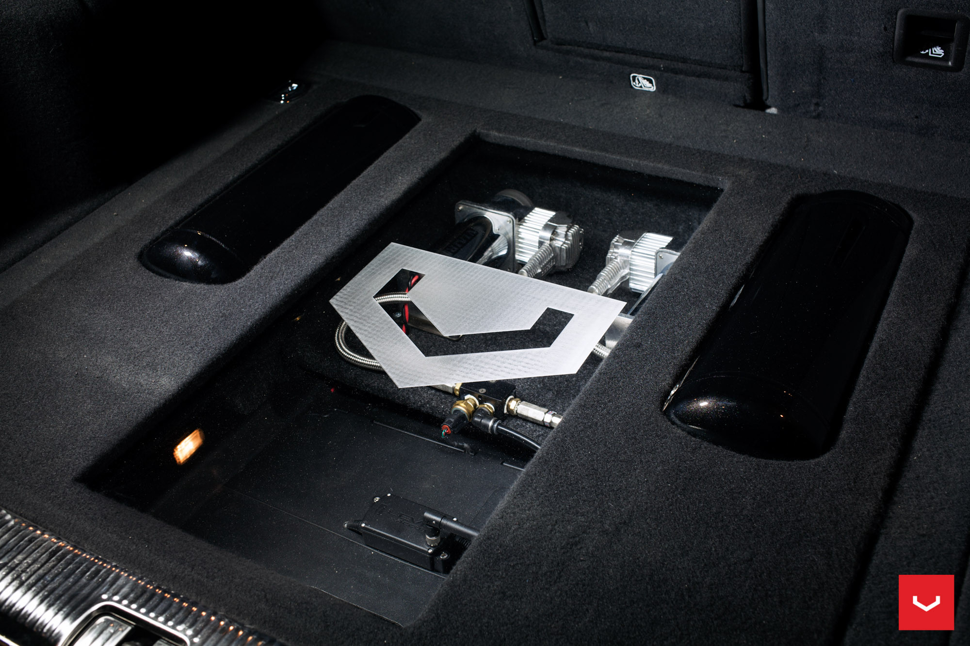 Trunk Air Suspension Setup in Audi Q5 - Photo by Vossen