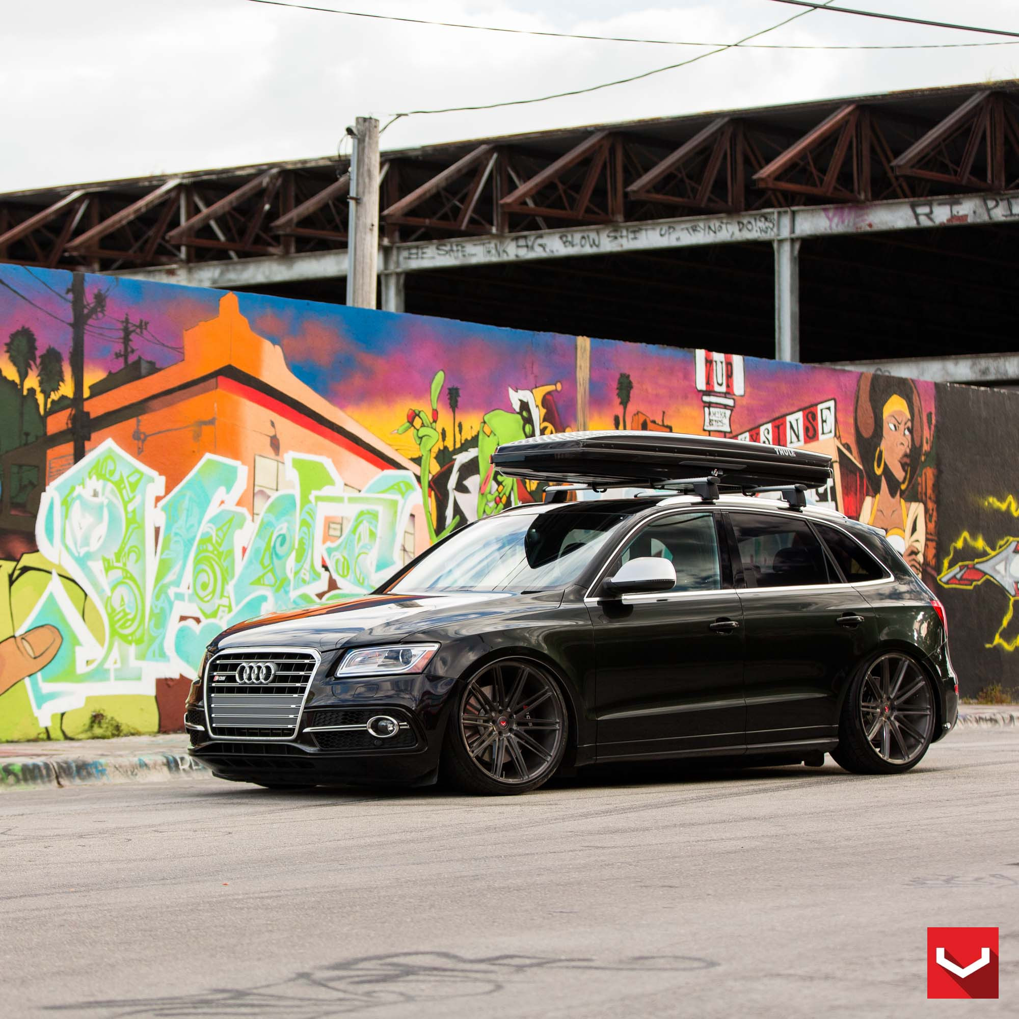 Thule Cargo Basket on Gloss Black Audi SQ5 - Photo by Vossen