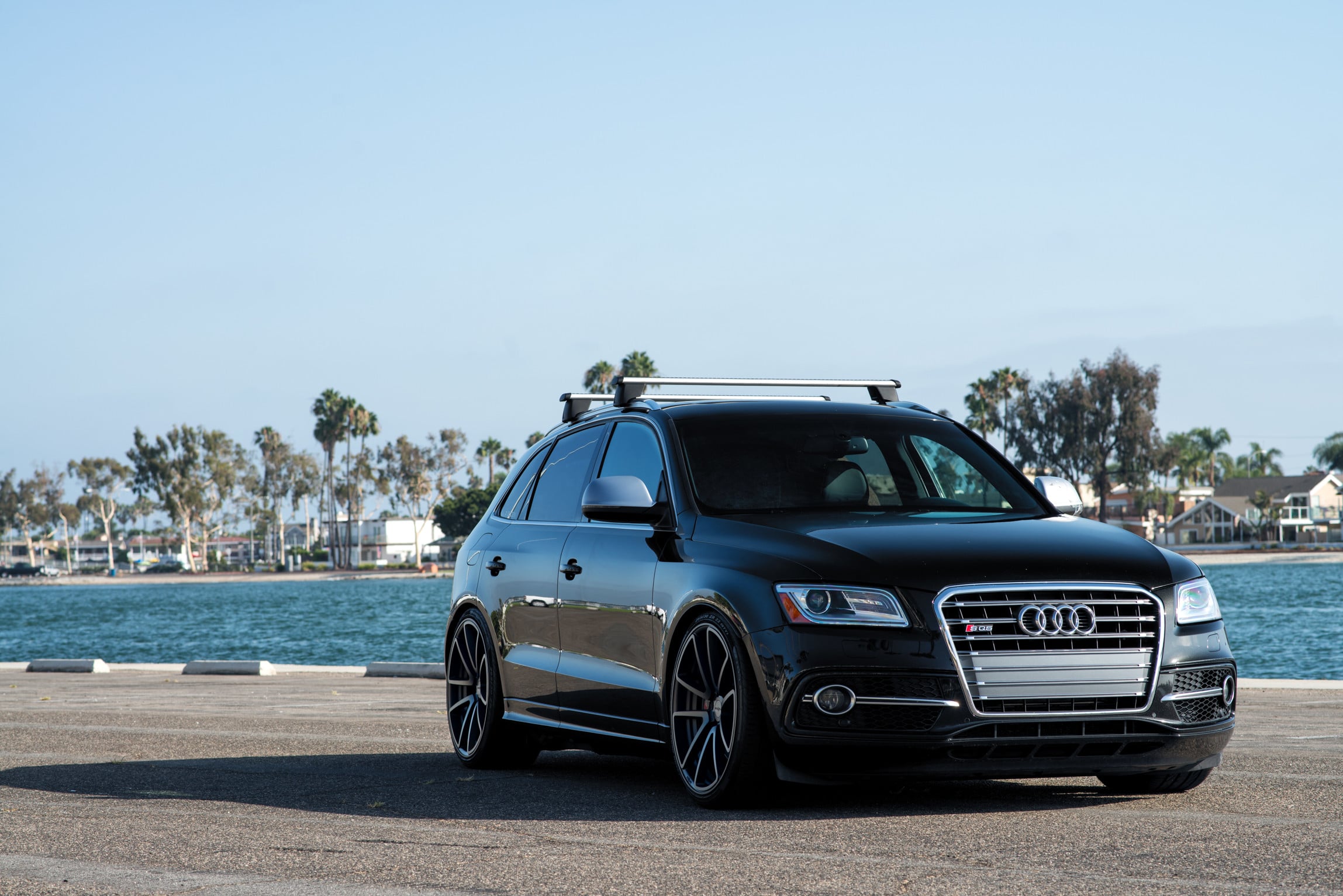 Chrome Grille on Gloss Black Audi Q5 - Photo by Rotiform