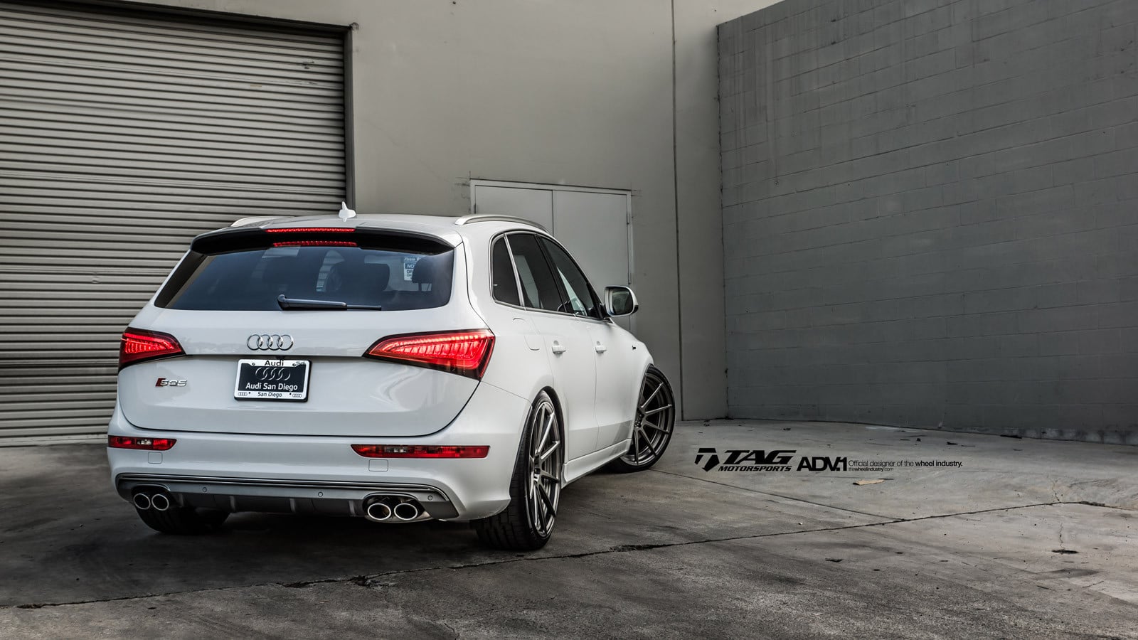 Roofline Spoiler with Light on White Audi SQ5 - Photo by ADV.1