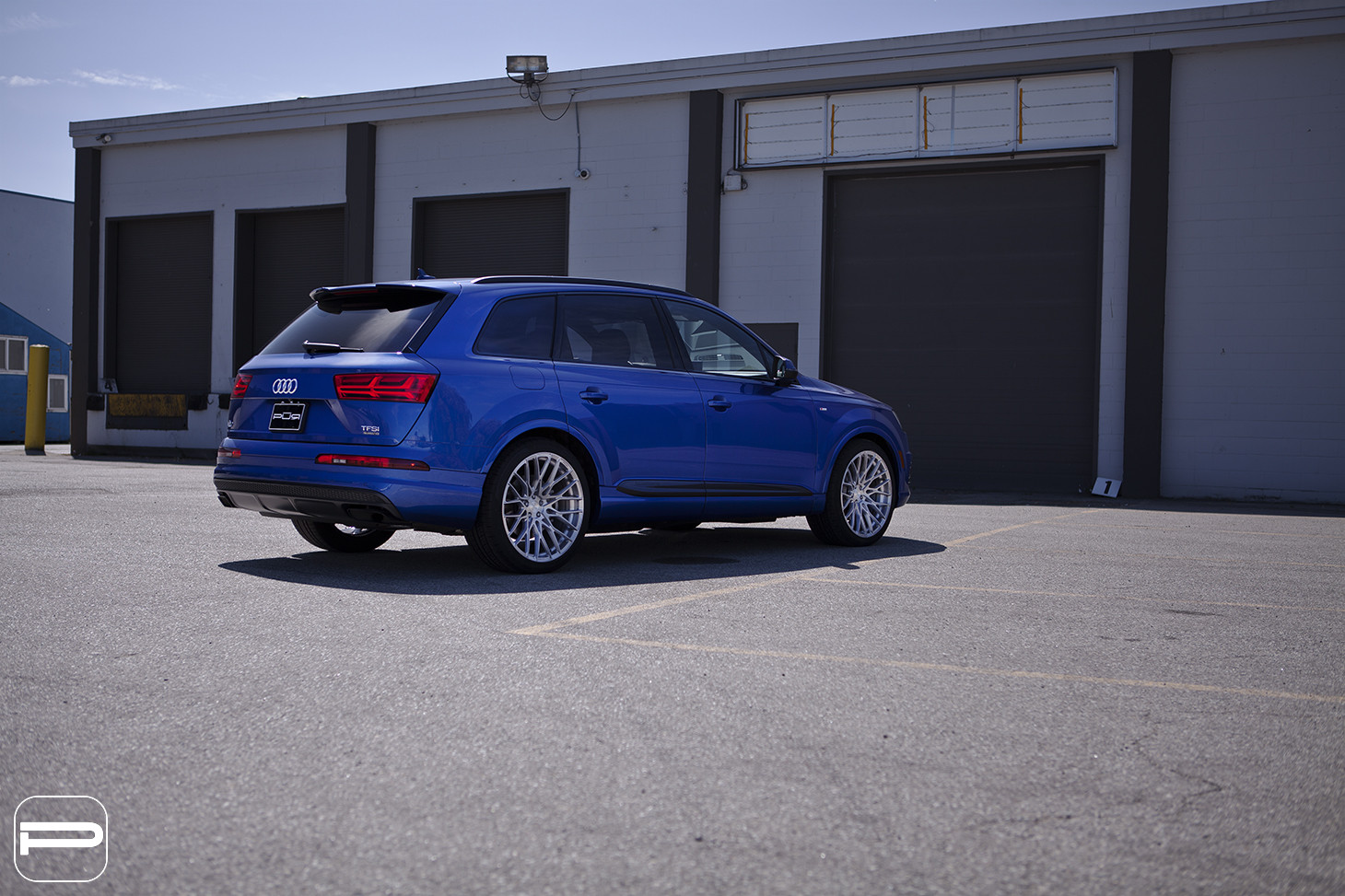 Roofline Spoiler with Light on Blue Audi Q7 - Photo by PUR Wheels