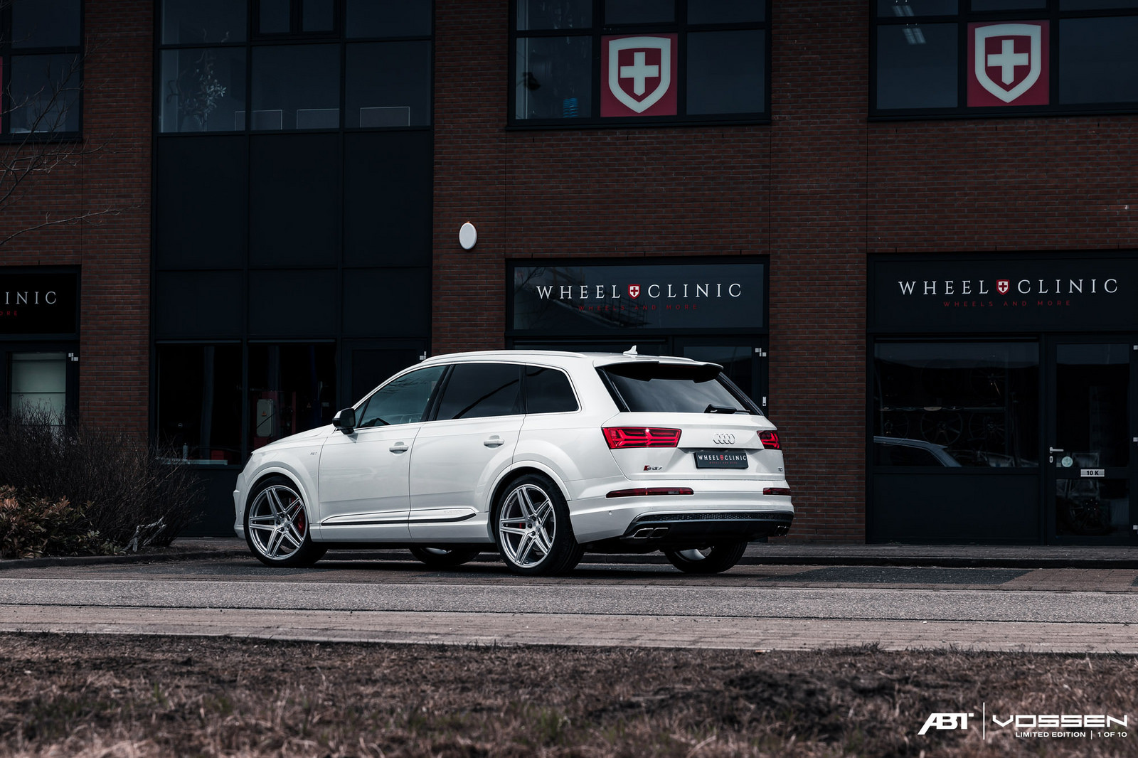 Aftermarket Rear Diffuser on White Audi Q7 - Photo by Vossen