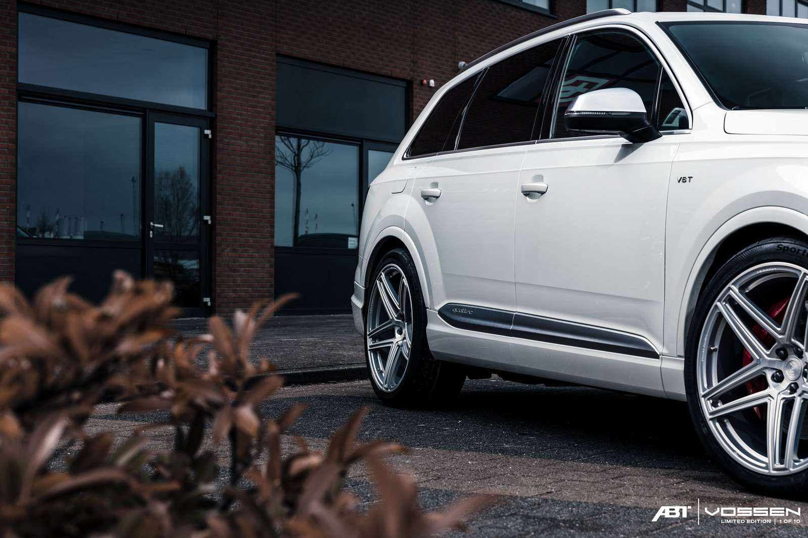 White Audi Q7 with Custom AVX Vossen Wheels - Photo by Vossen