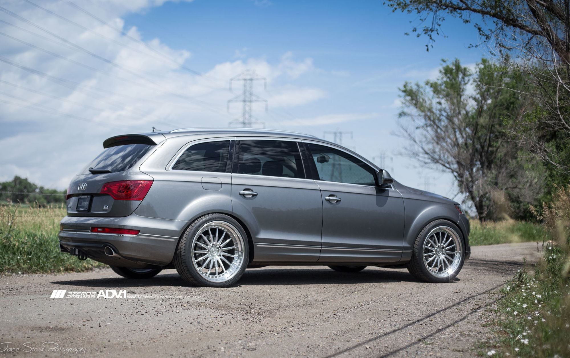 Roofline Spoiler on Gray Audi Q7 - Photo by ADV.1