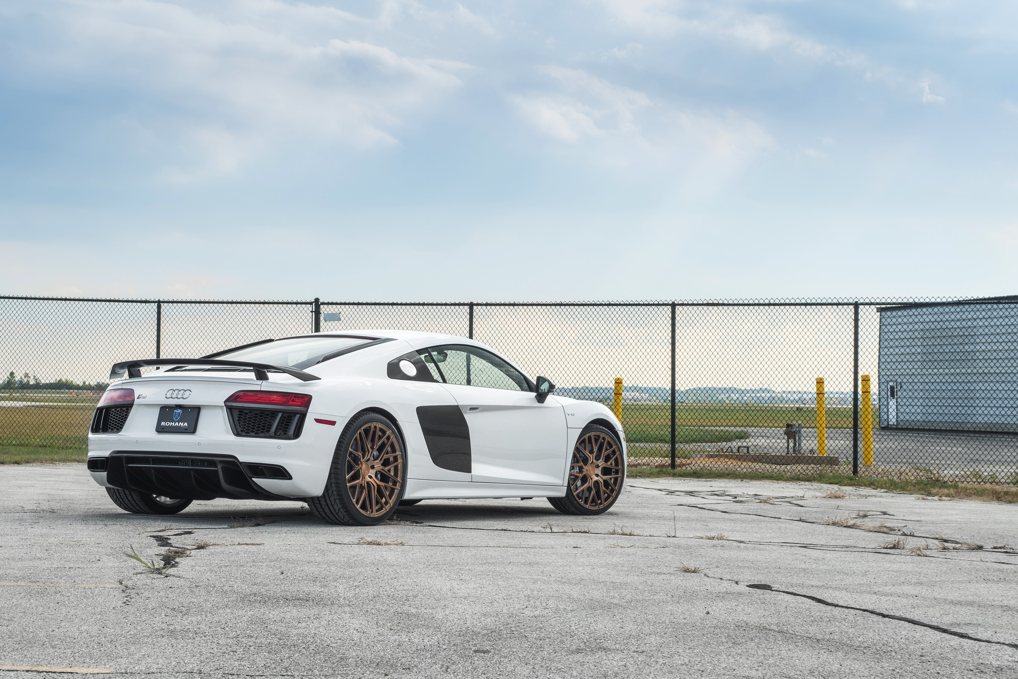 Custom Style Rear Spoiler on White Audi R8 - Photo by zandbox