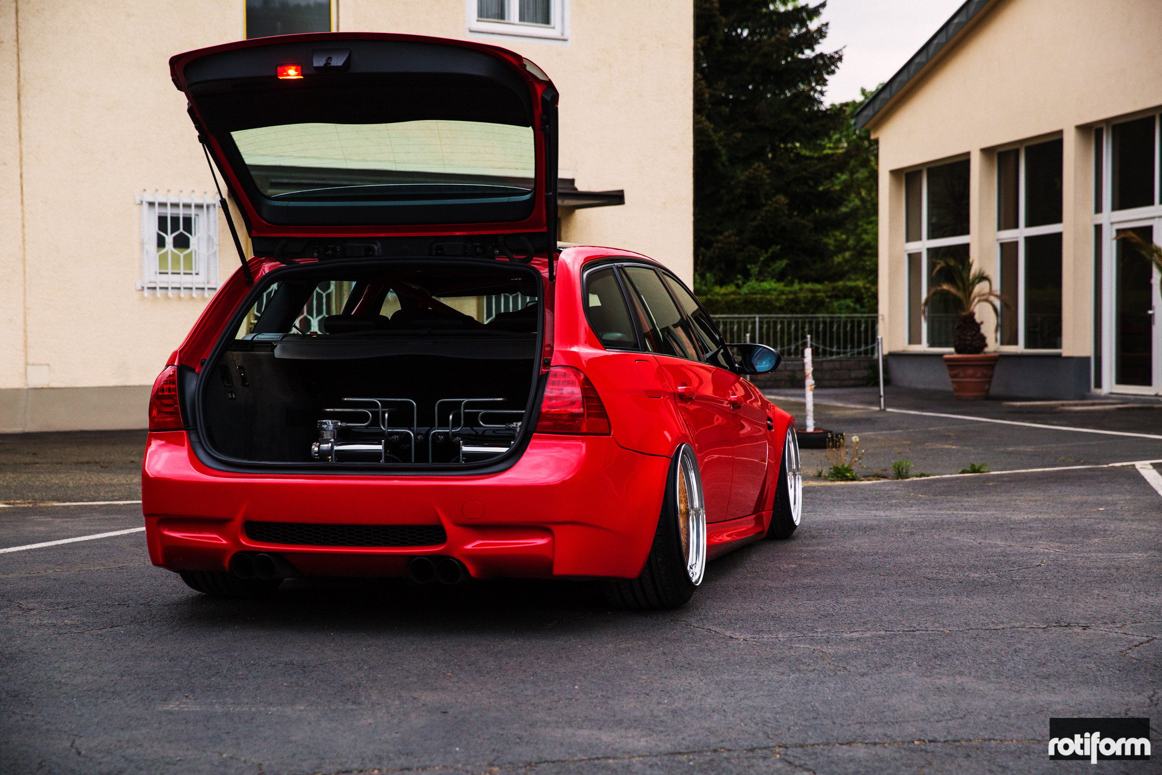 Trunk Air Suspension Unit in Red BMW 3-Series - Photo by Rotiform