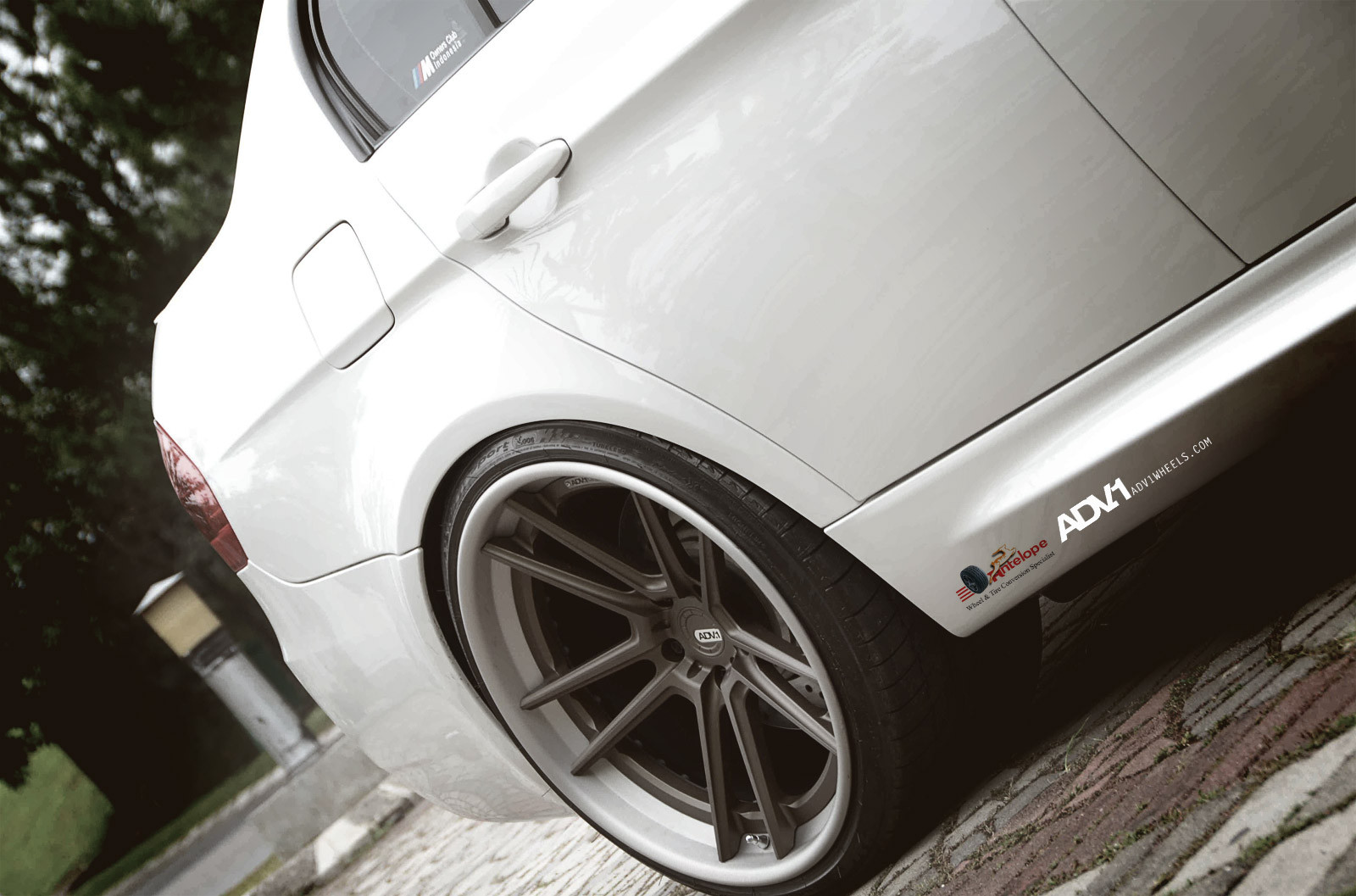 Aftermarket Side Skirts on White BMW M3 - Photo by ADV.1