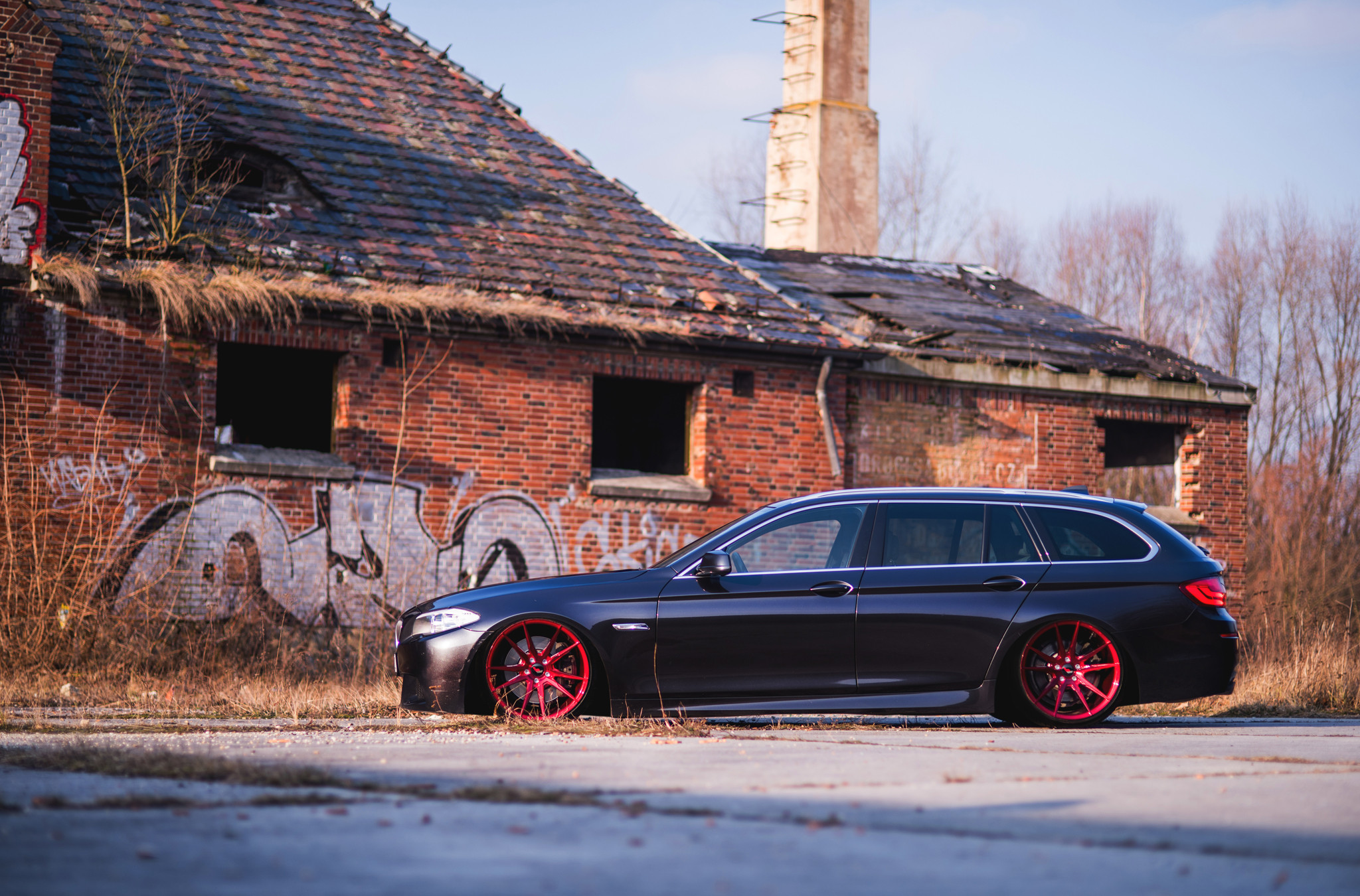 Black BMW 5-Series with Custom Red JR Rims - Photo by JR Wheels