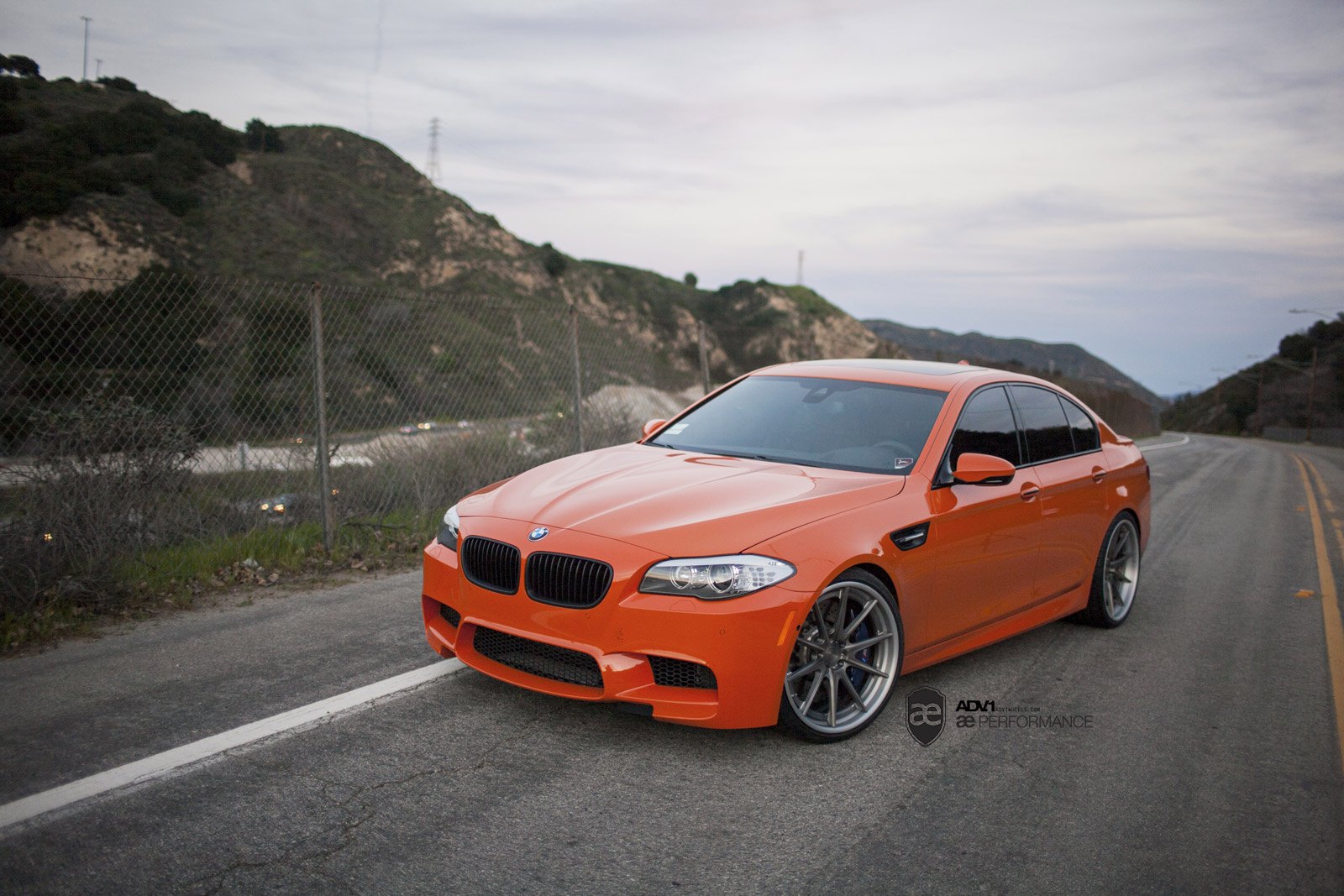 BMW m5 f10 оранжевая