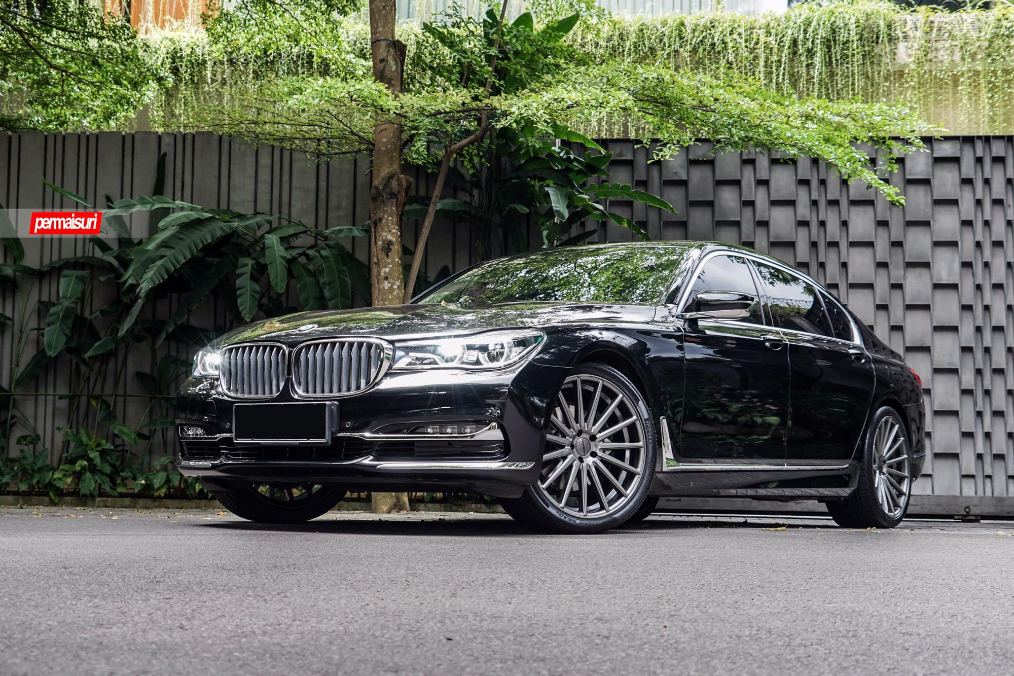 Black BMW 7-Series with Aftermarket Chrome Trim - Photo by Vossen