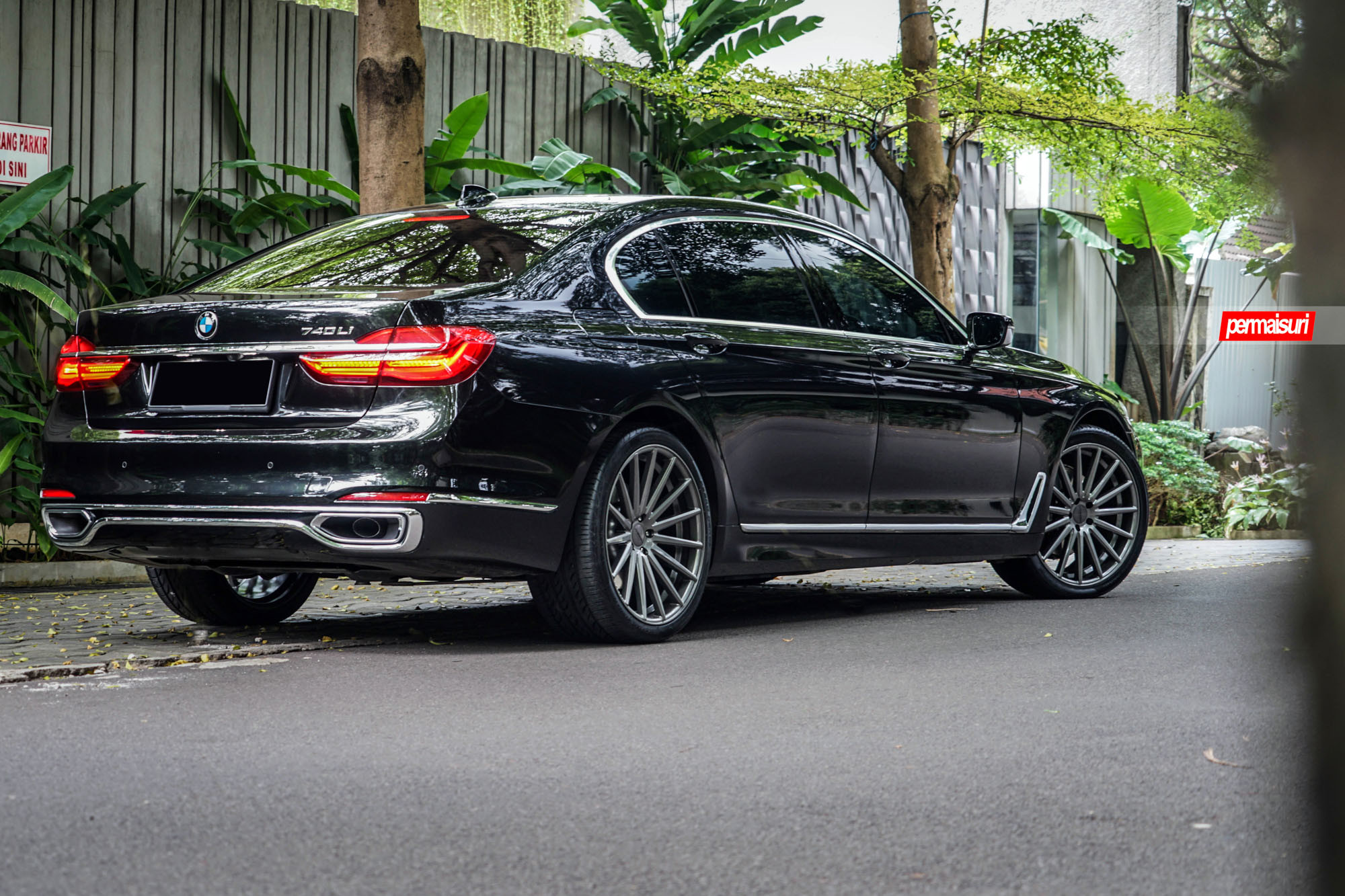 Custom LED Taillights on Black BMW 7-Series - Photo by Vossen