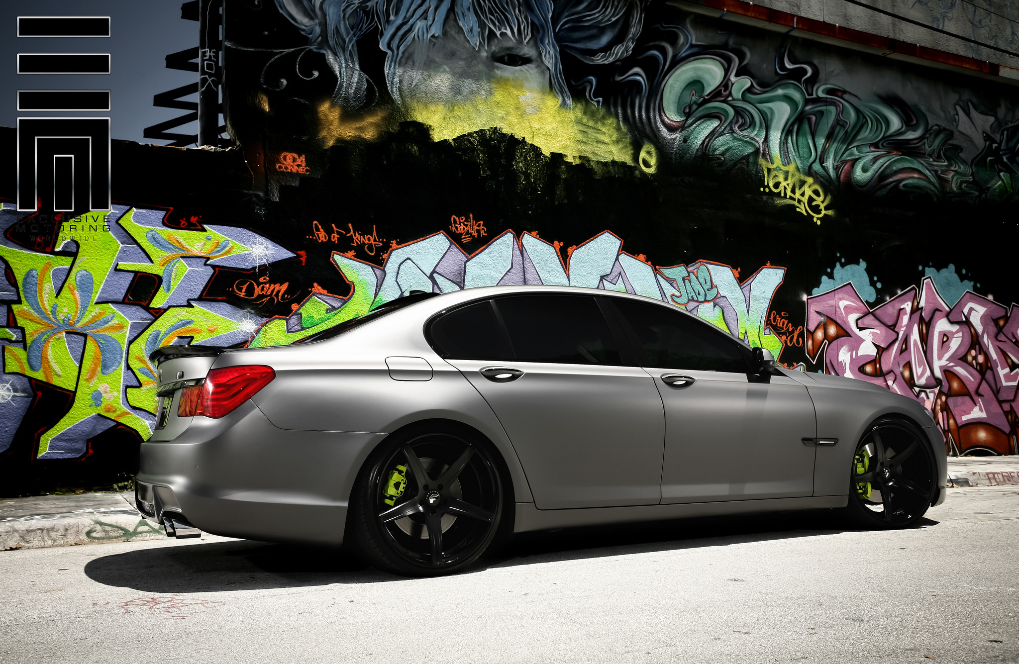 BMW M7 on black Forgiato Wheels Side View - Photo by Exclusive Motoring