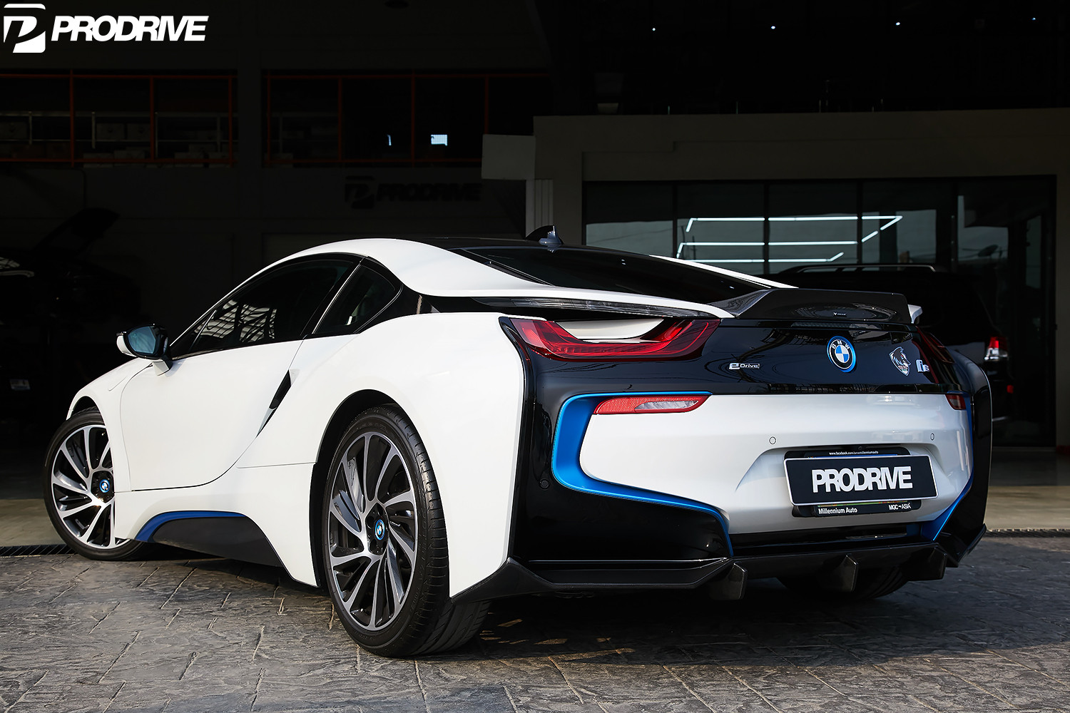 Aftermarket Rear Diffuser on White BMW i8 - Photo by Vorsteiner
