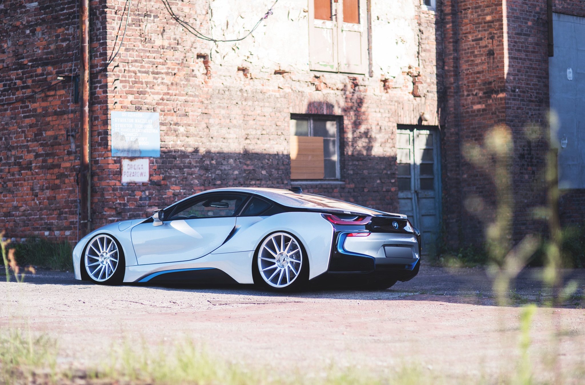 White BMW i8 with Aftermarket Rear Diffuser - Photo by JR Wheels
