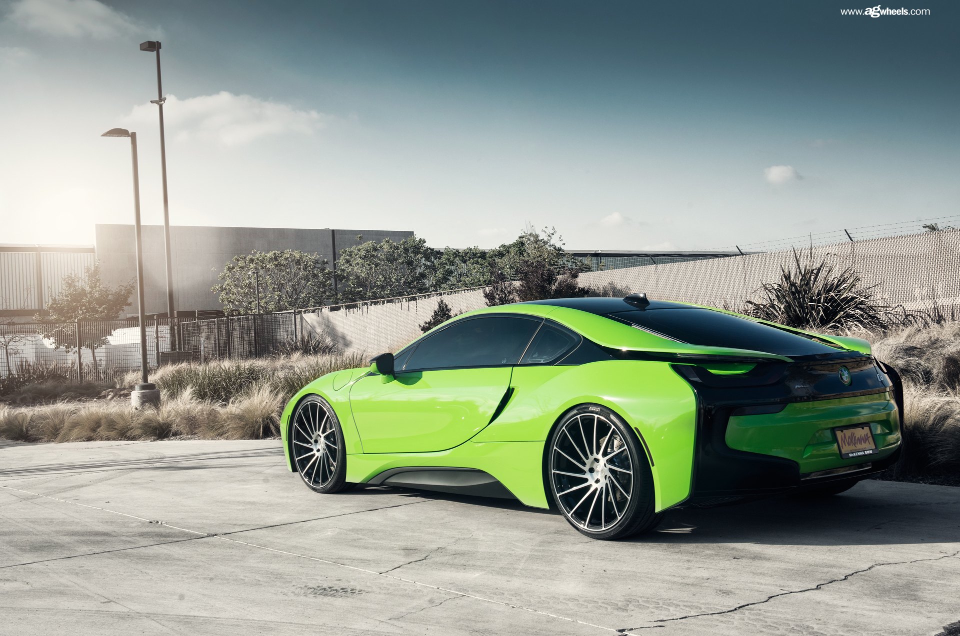 Green green 8. BMW i8 зеленая. BMW i8 Lime Green. BMW i8 салатовая. БМВ ай 8 зеленая.