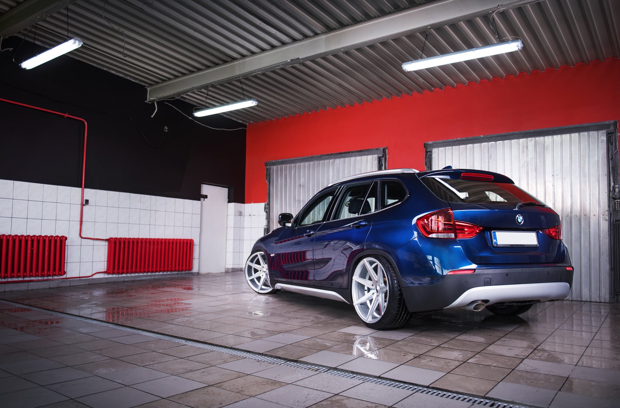 Roofline Spoiler with Light on Blue BMW X1 - Photo by JR Wheels