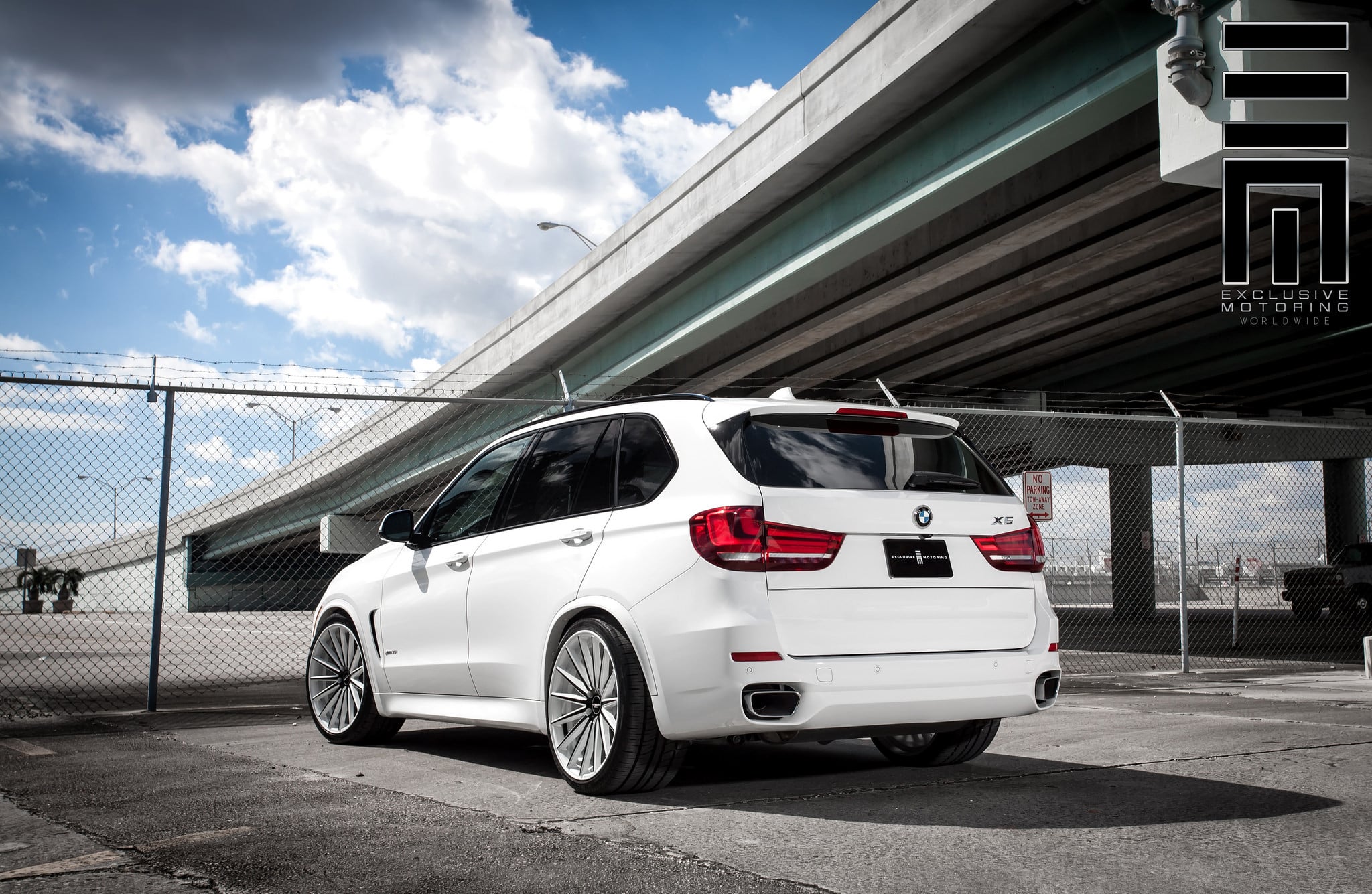 Luxury Crossover BMW X5 put on Vossen Rims - Photo by Exclusive Motoring