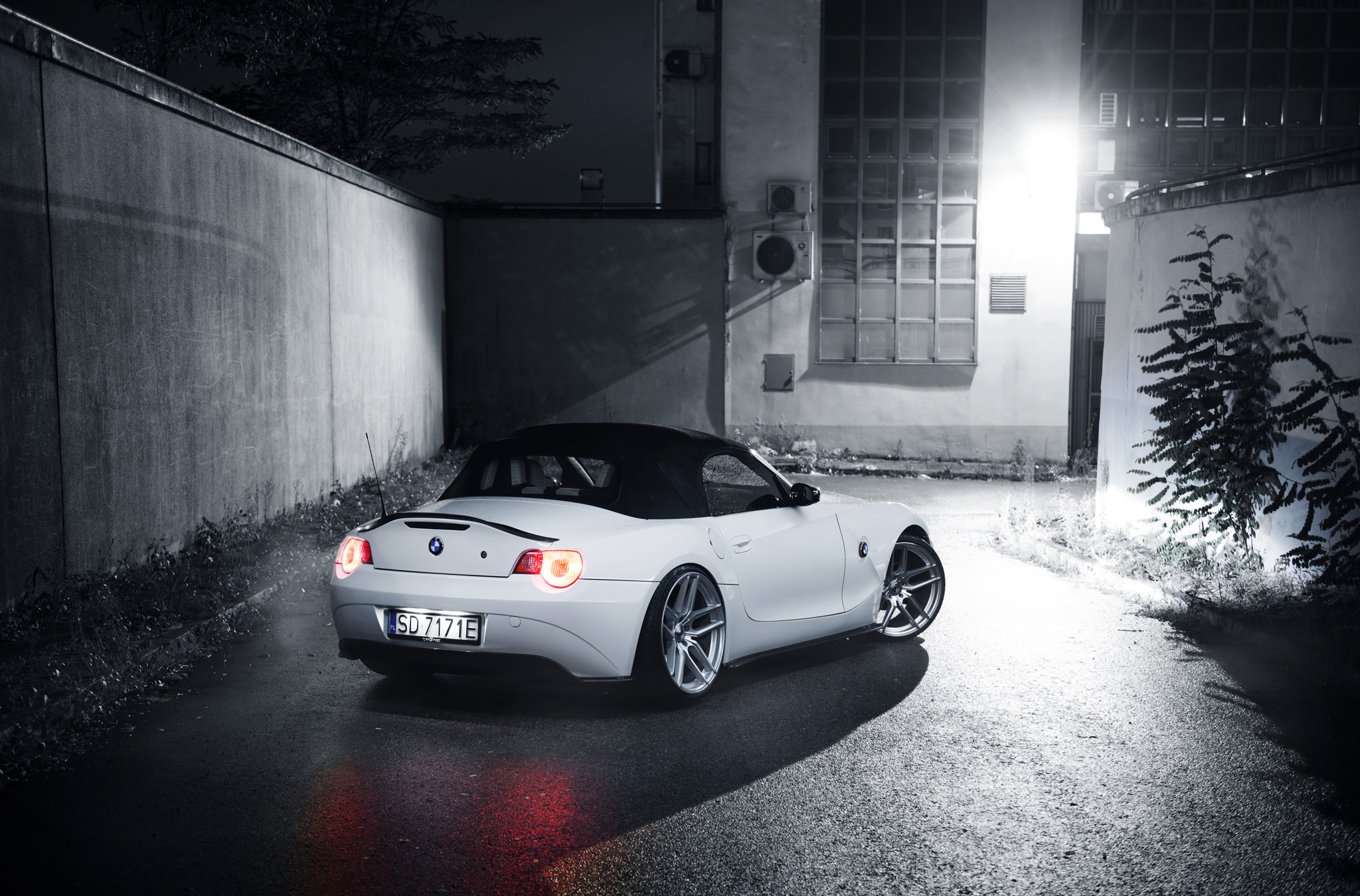 White BMW Z4 with Rear Lip Spoiler - Photo by JR Wheels