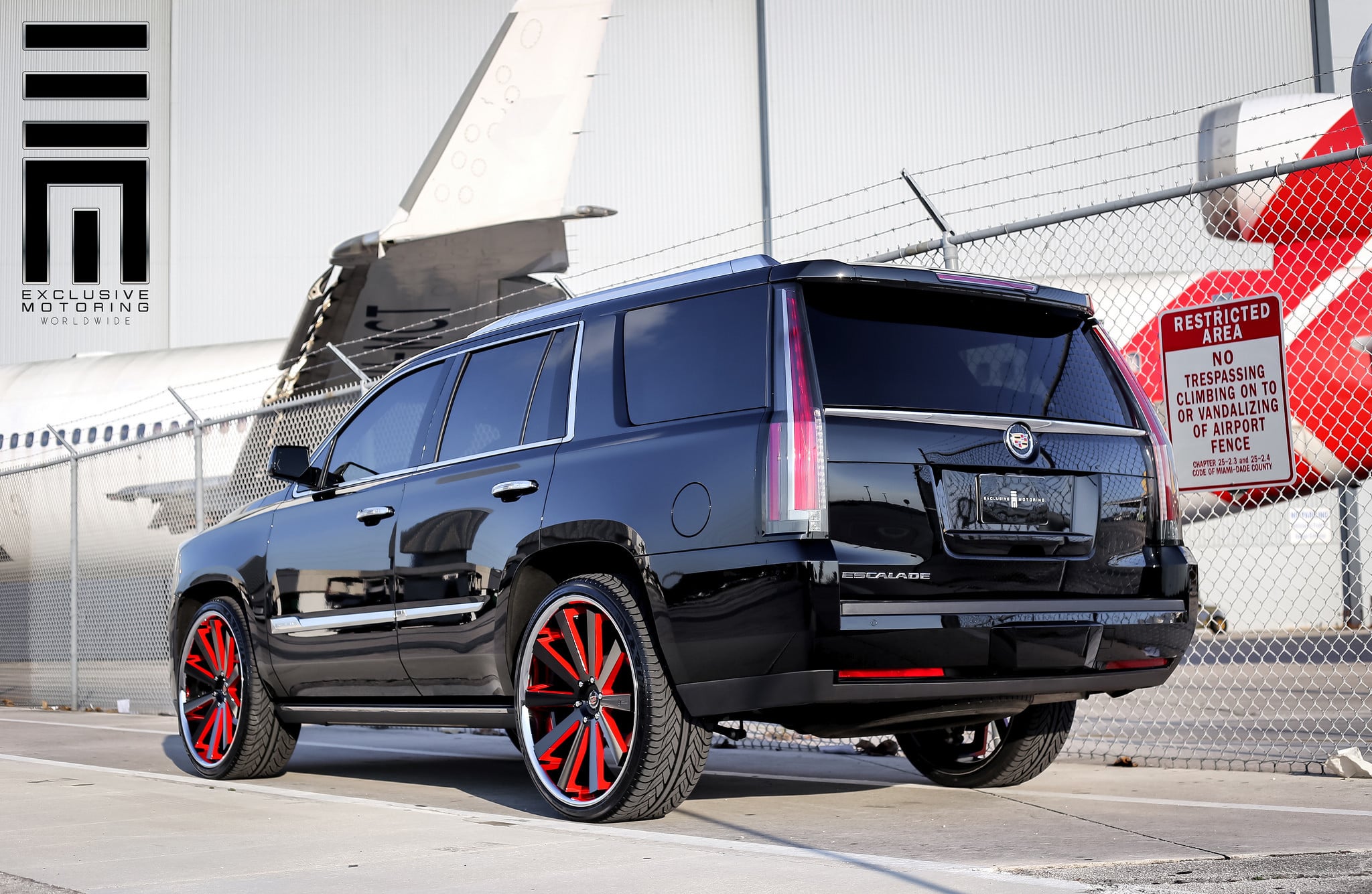 Luxury SUV Cadillac Escalade slightly customized - Photo by Exclusive Motoring