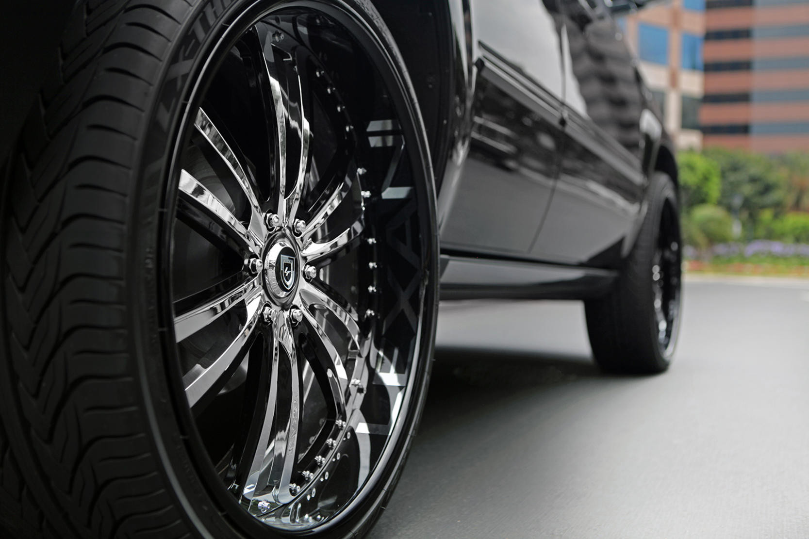Two-Tone LF Series Lexani Wheels on Cadillac Escalade - Photo by Lexani