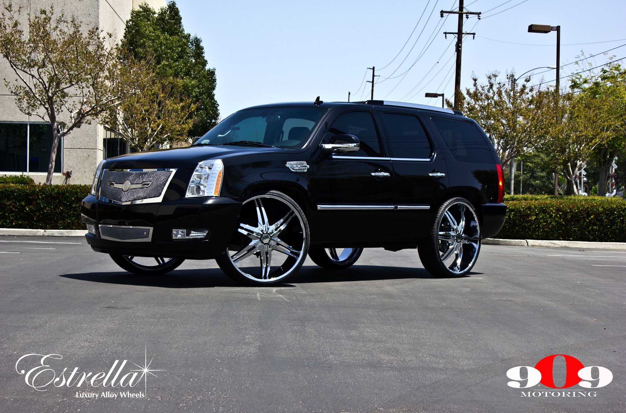 Ай черный кадиллак. Cadillac Escalade Custom Black. Эскалейд дроп. Lincoln Navigator on 26 inch. All-Black Cadillac.