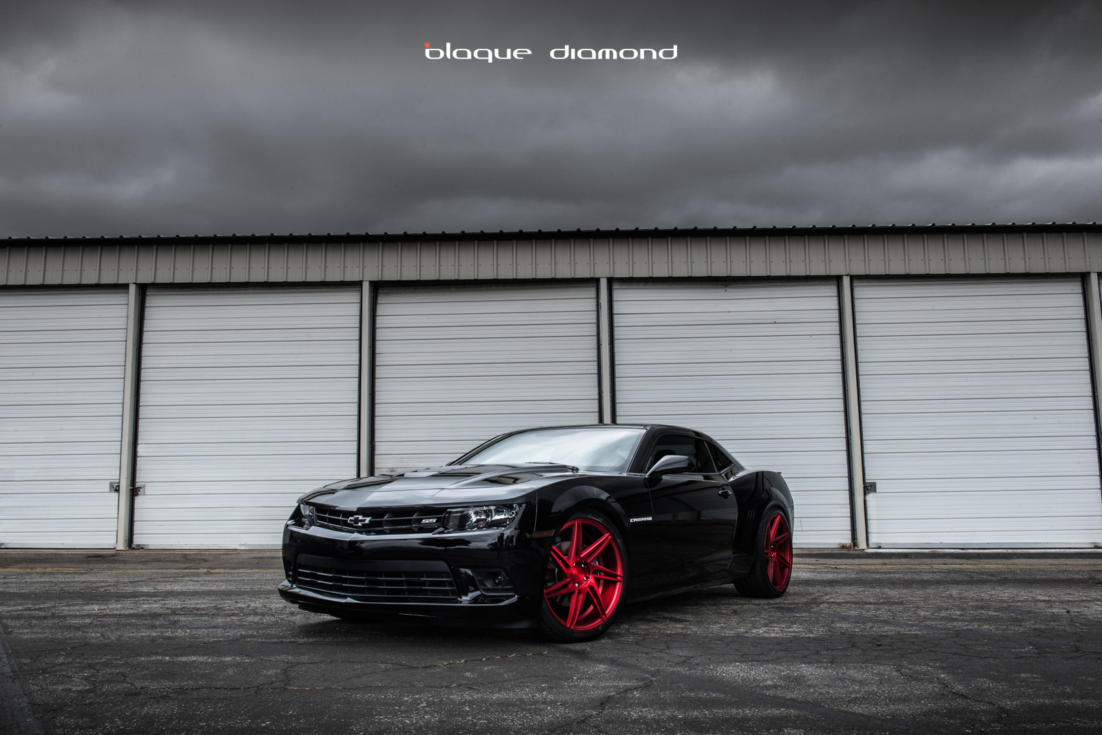 Black Camaro SS on Red rims with 7 spokes - Photo by Blaque Diamond