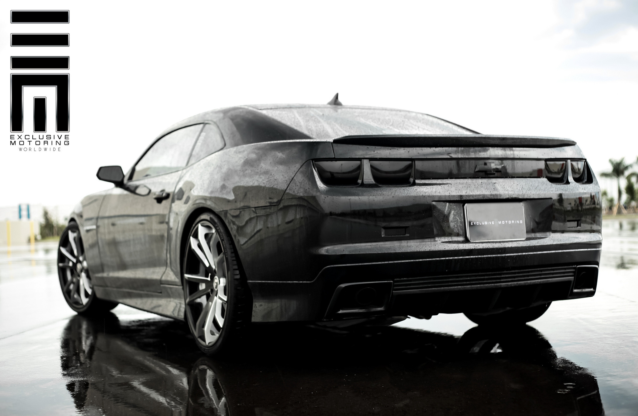 Camaro SS sitting on Forgiato Custom Wheels on a rainy day - Photo by Exclusive Motoring