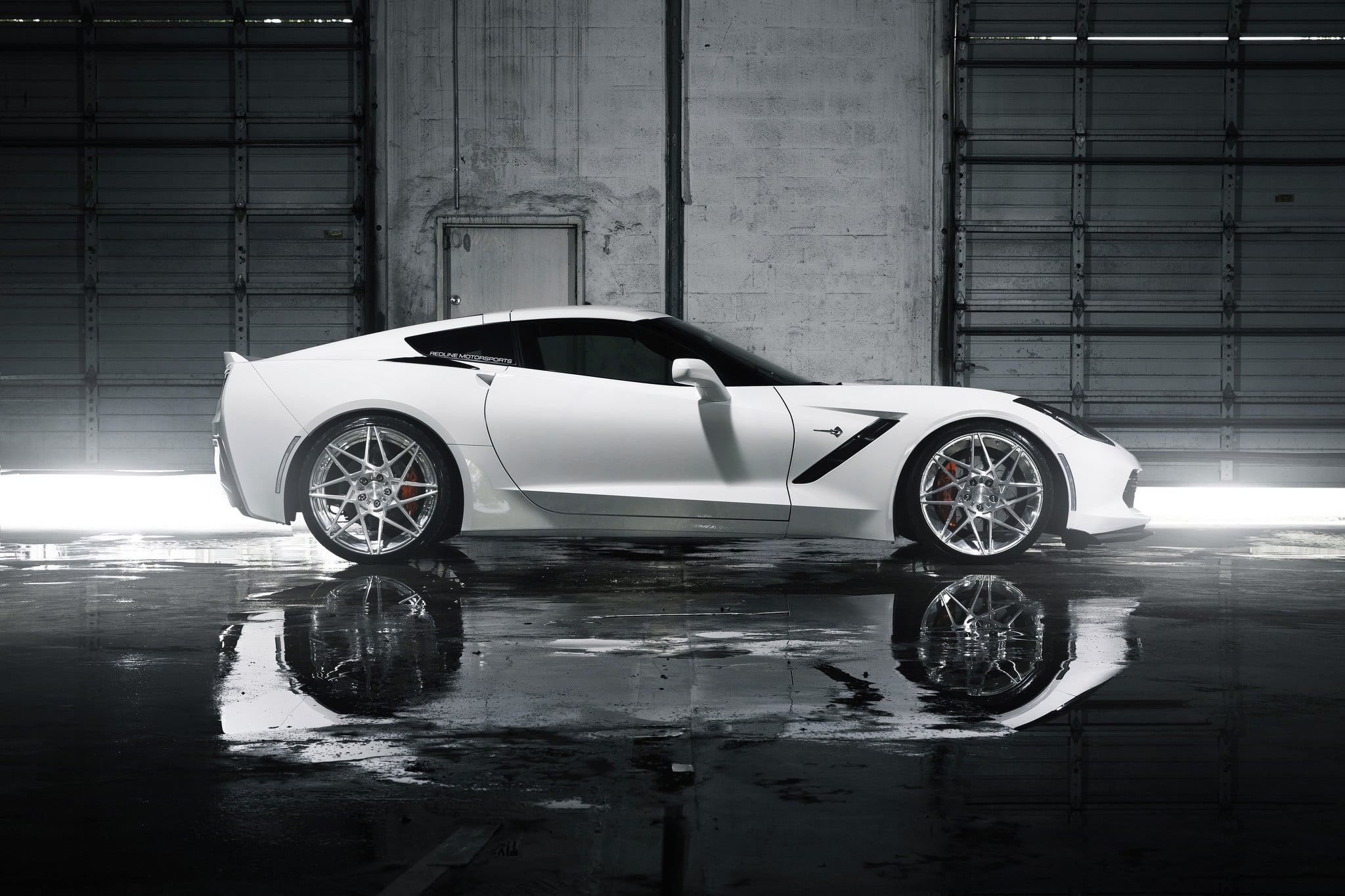 White Chevy Corvette Stingray C7 - Photo by Niche