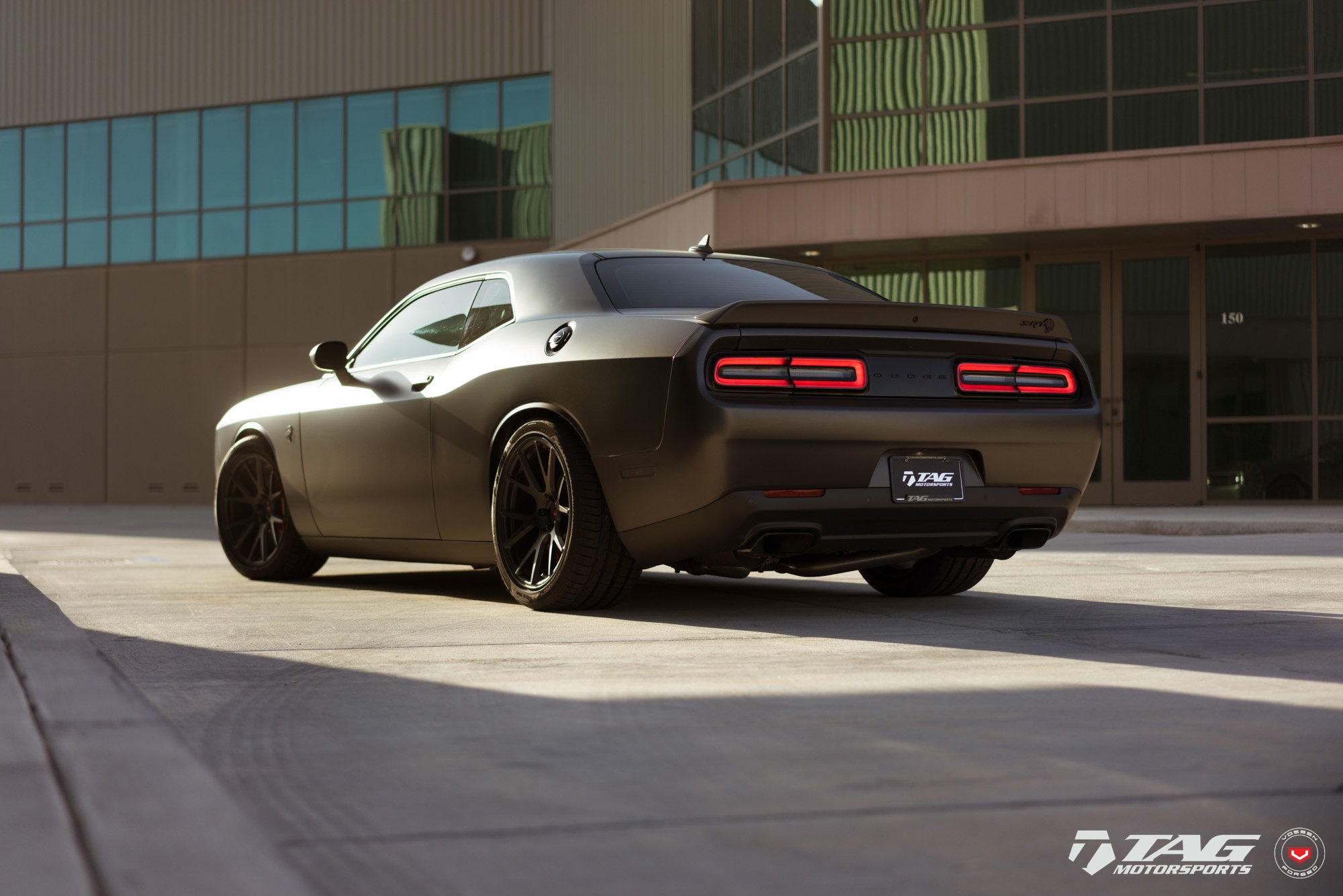 Dodge Challenger srt8 черный матовый