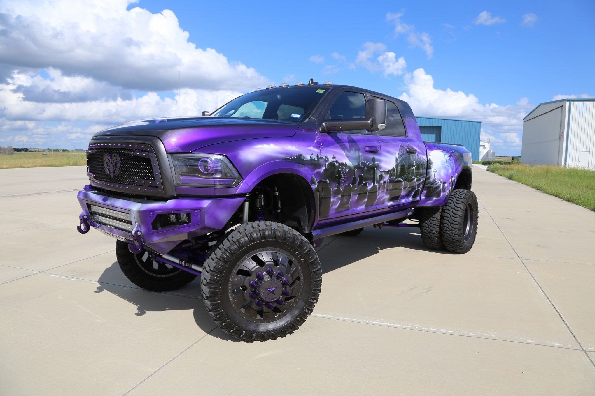 Рам краска. Dodge Ram фиолетовый. Dodge Ram 3500 2022 Tuning. Кастомный dodge Ram. Додж рам 2021 камуфляж.