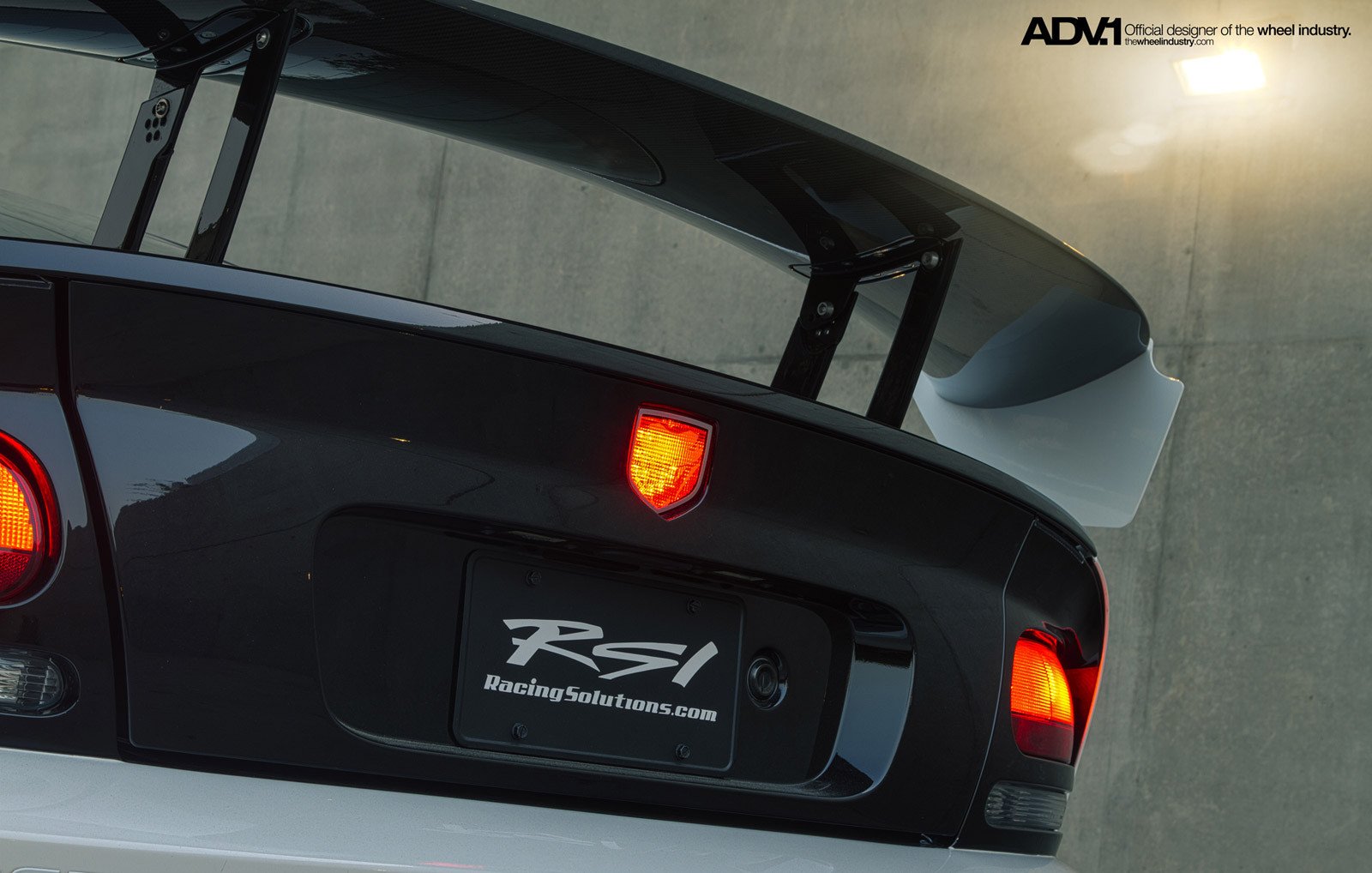 Dodge Viper with Black Large Wing Spoiler - Photo by ADV.1