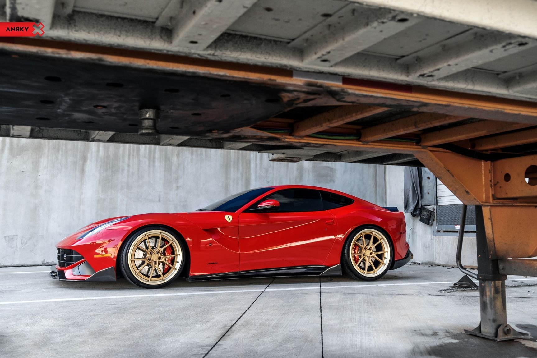 Ferrari f12 Berlinetta золота