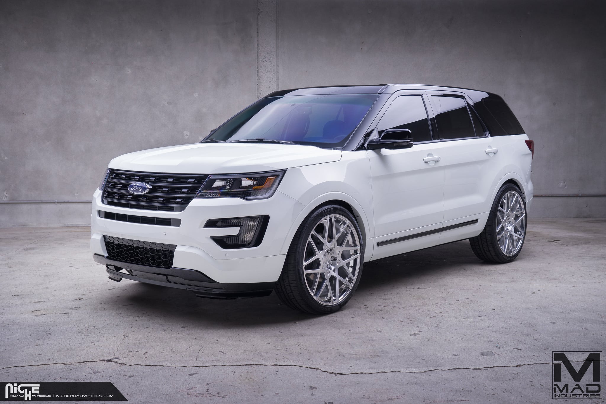 White Ford Explorer With Black Roof - Photo by Niche