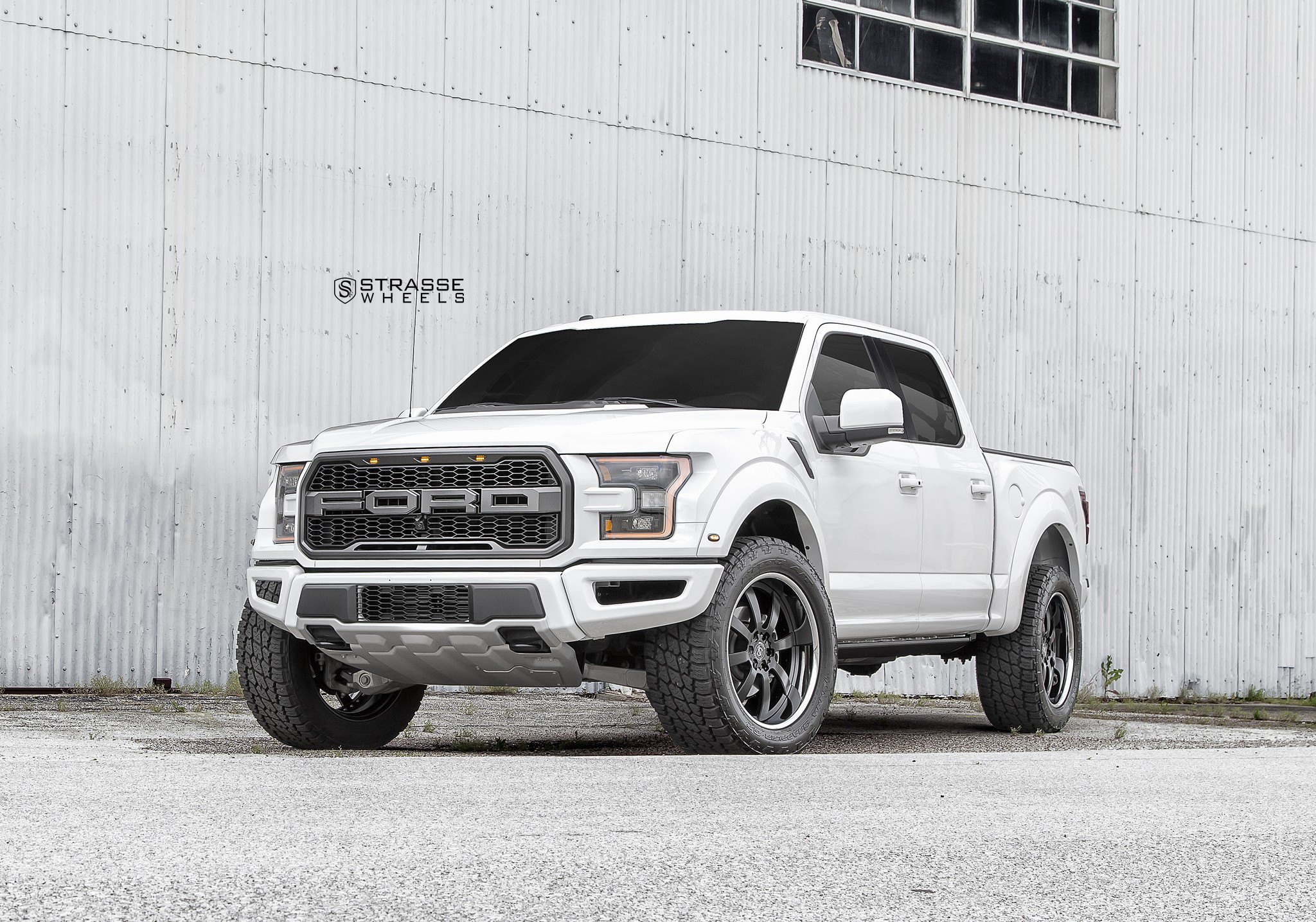 White ford. Форд ф150 Раптор белый. Форд f-150 на белом. Ford f 150 White. Ford f 150 Raptor Custom White.