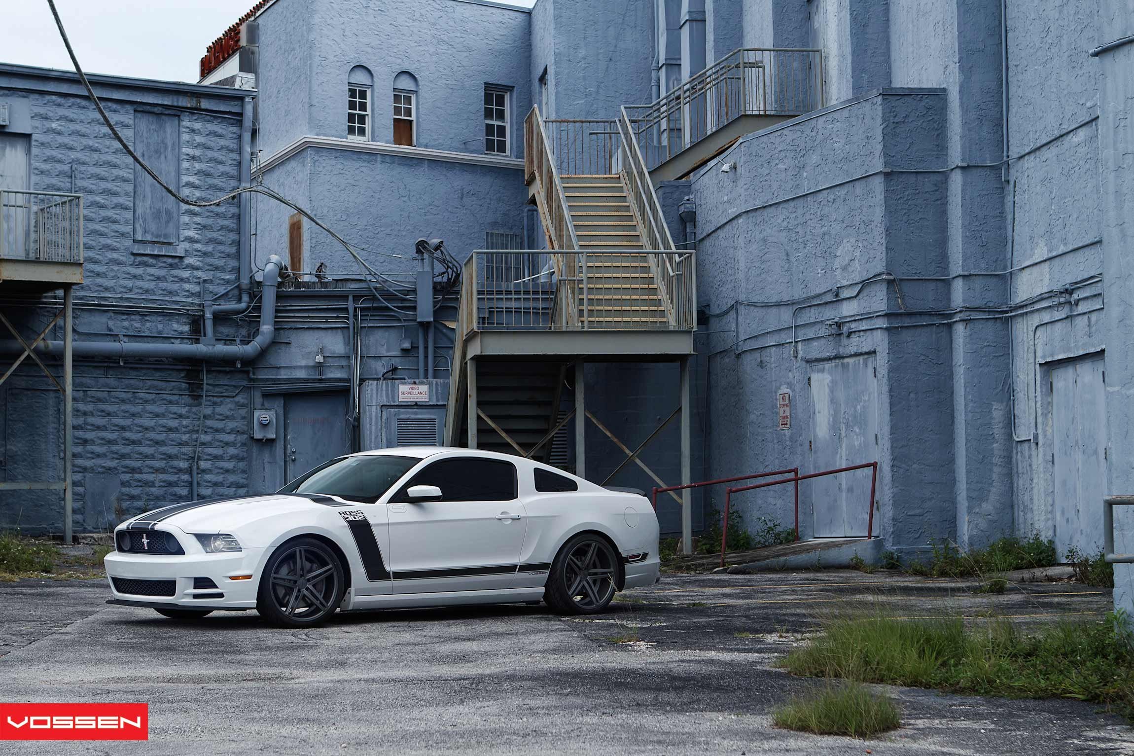 Ба донк донк у девушки. Vossen cv5 мустанг. Ford mustang 1967 wide body. Sent out by customs. Форд мустанг припаркован у дома.