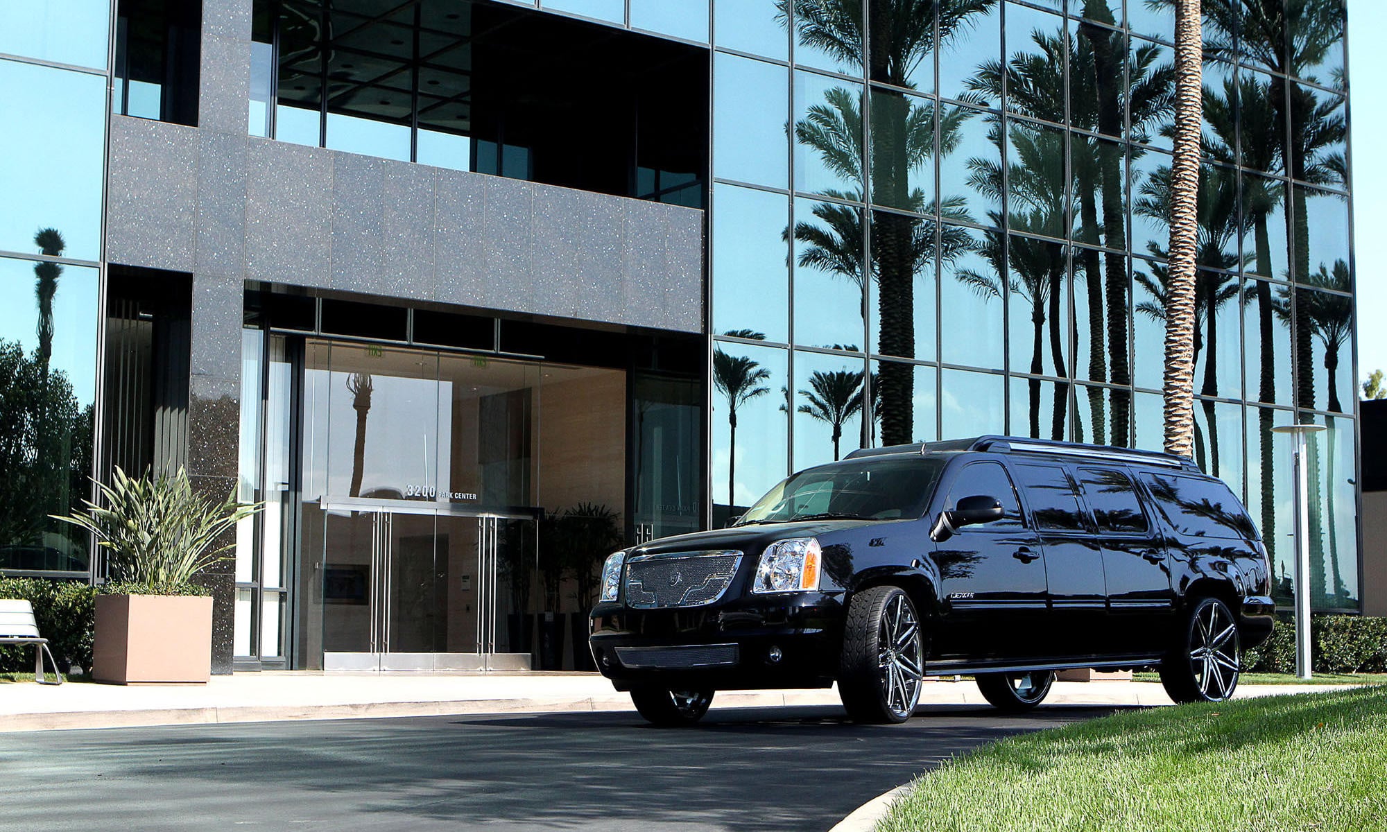 28 Inch Johnson Series Lexani Rims on GMC Yukon - Photo by Lexani