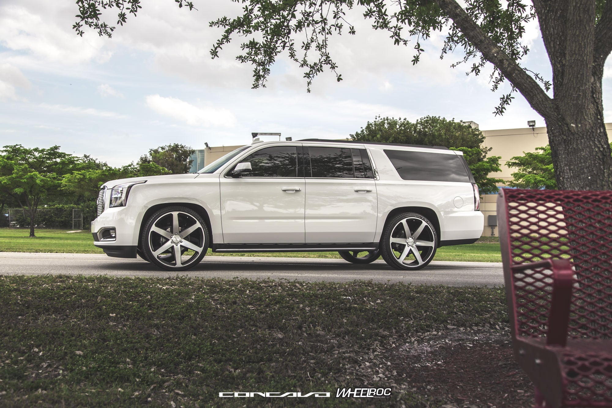 Gmc Yukon XL on Aftermarket Wheels - Photo by Concavo