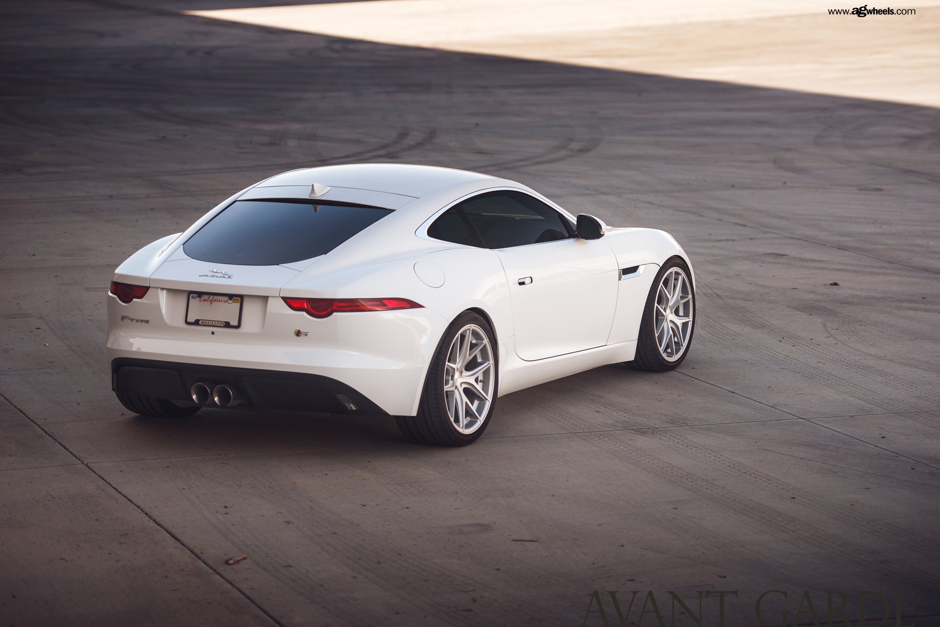 White type. Диски Jaguar f Type. Серебристый Ягуар купе спорт. Jaguar f Type White Front.