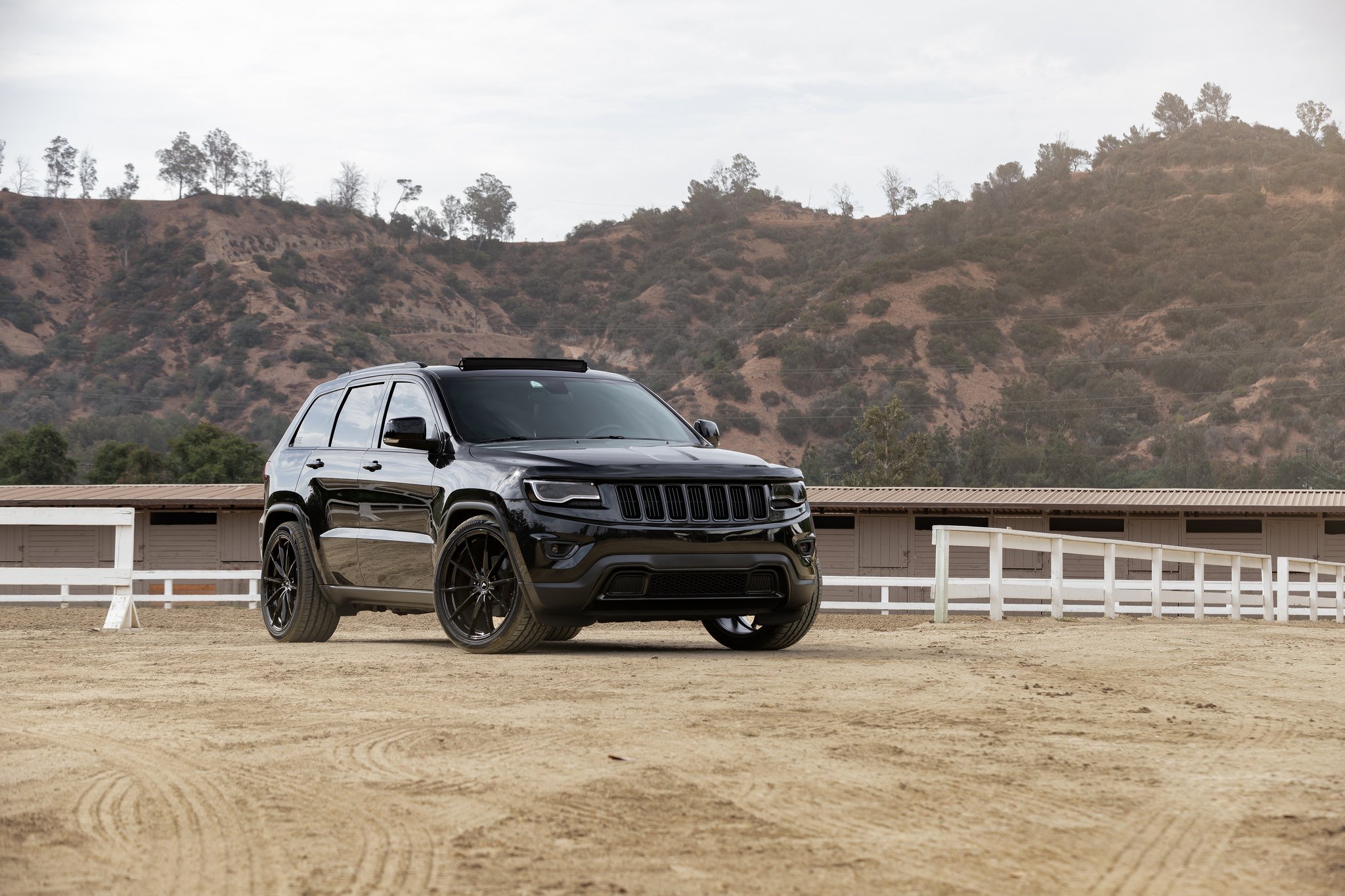 Jeep Grand Cherokee Gets Blacked Out Styling for Aggressive Look |  CARiD.com Gallery, image size:2048x1365